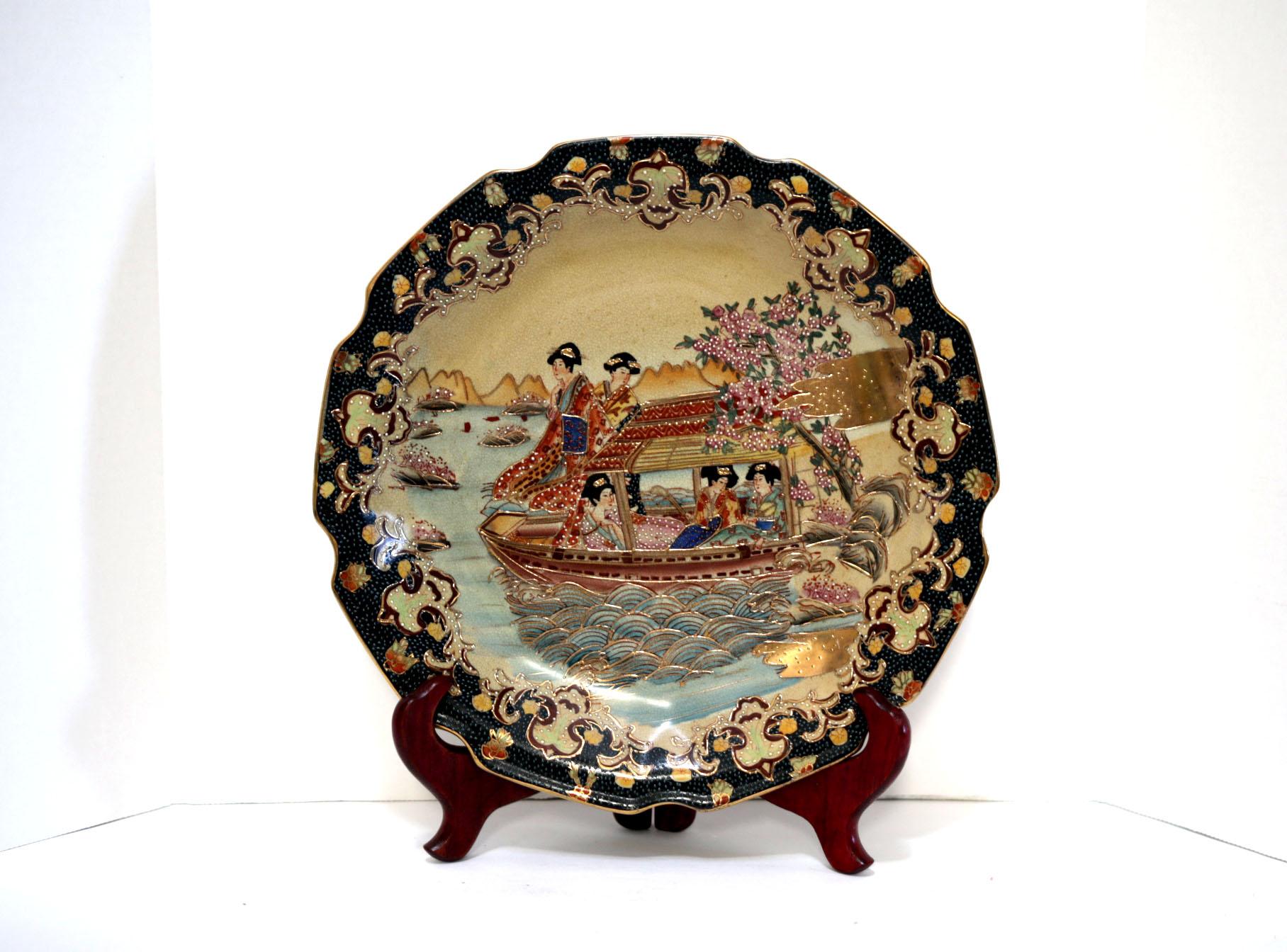 Una Geisha Fluvial de Exportación China de mediados de siglo con cerezos en flor 

Este plato es un maravilloso ejemplo de plato de porcelana pintado a mano con todo lujo de detalles, que representa una elegante escena de un barco fluvial con