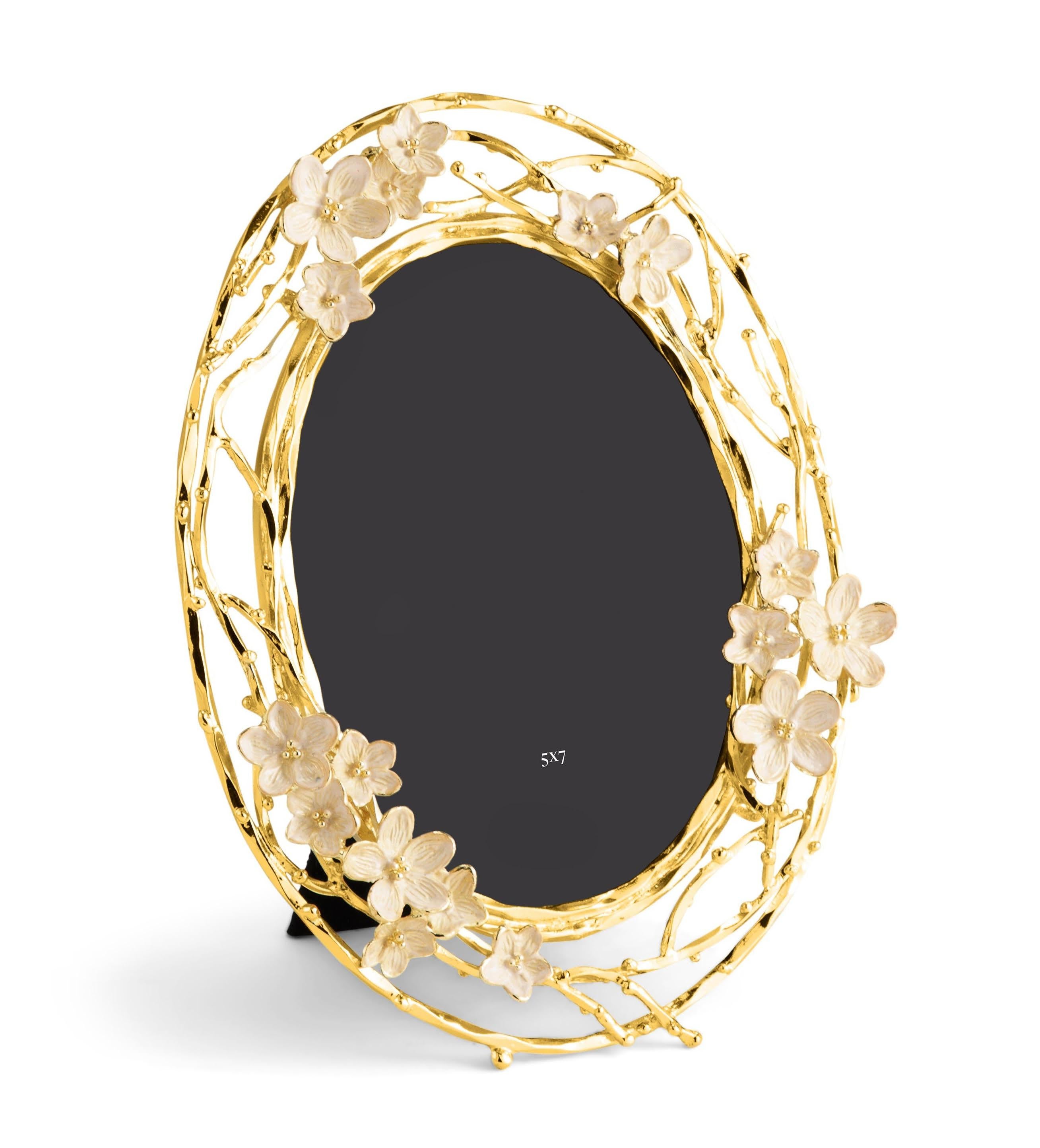Marco de fotos Flor de Cerezo, de metal dorado y esmalte rosa.

Da la bienvenida a tu hogar a la belleza de la primavera con este magnífico marco de fotos decorado con flores de cerezo. Fabricada en metal chapado en oro y adornada con delicadas