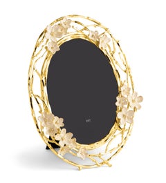 Fotorahmen in Kirschblütenblattform, aus vergoldetem Metall und rosa Emaille.