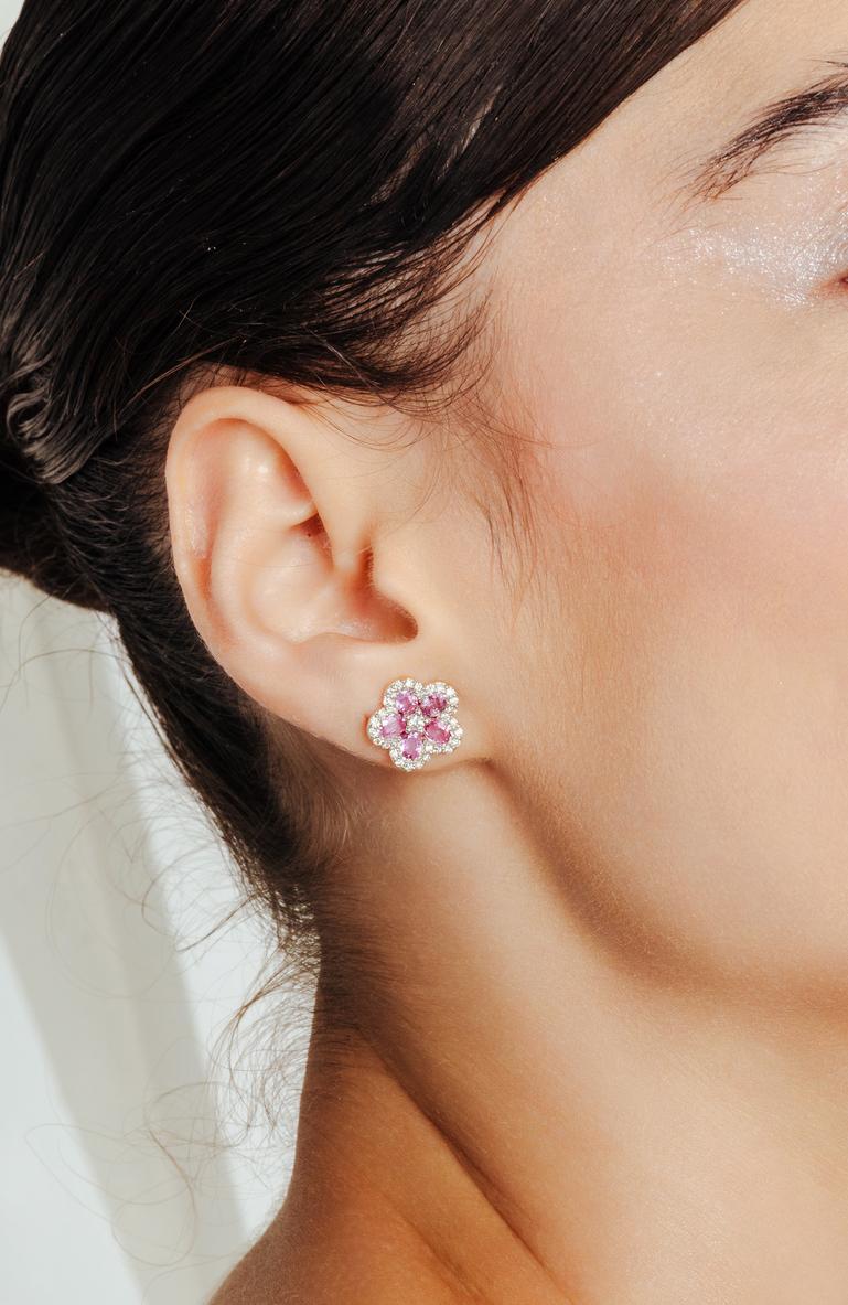 Cherry Blossom Pink Sapphire and Diamond Flower Stud Earrings in 18K Gold, um Ihren Look zu unterstreichen. Sie brauchen Ohrstecker, um mit Ihrem Look ein Statement zu setzen. Diese Ohrringe mit oval geschliffenem rosa Saphir und Diamanten im