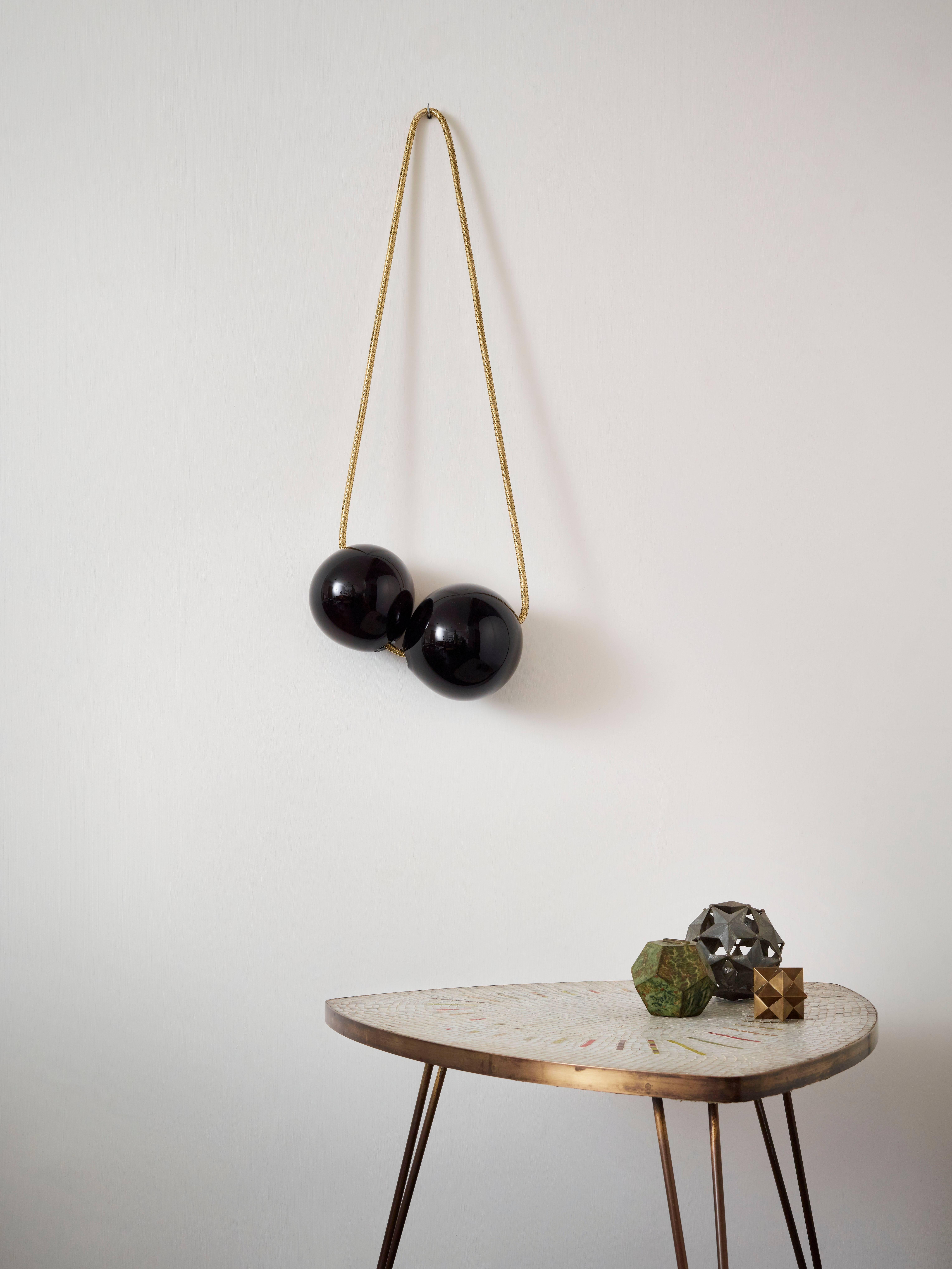 Contemporary wall hanging with handblown black beads.
The ‘Bubbles’ looks like an oversized necklace.
The handblown glass beads are embedded in a chain of high quality Italian brass.





 