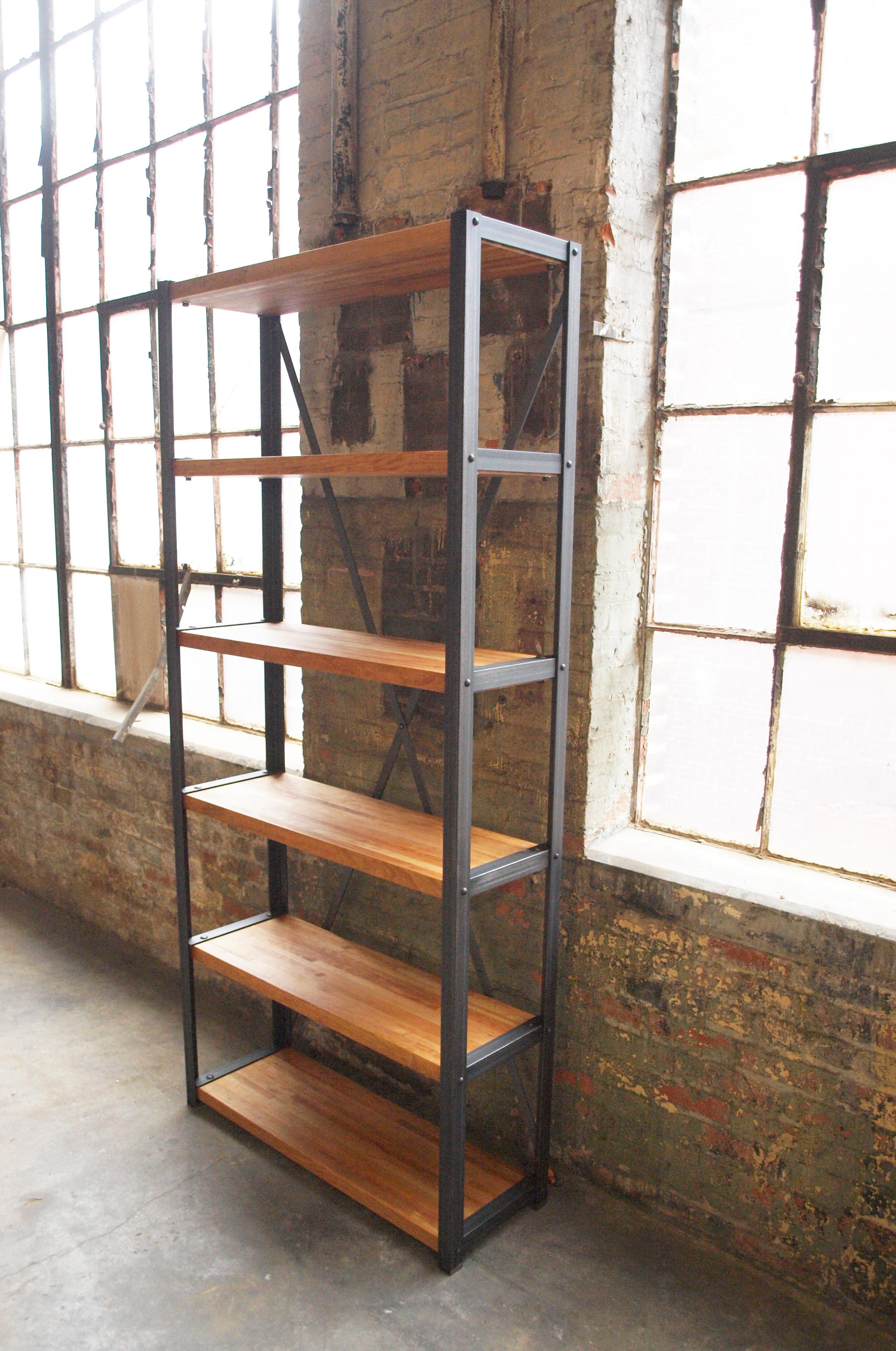 Industrielles Kirschbaumholz-Bücherregal mit Butcherblock (amerikanisch) im Angebot