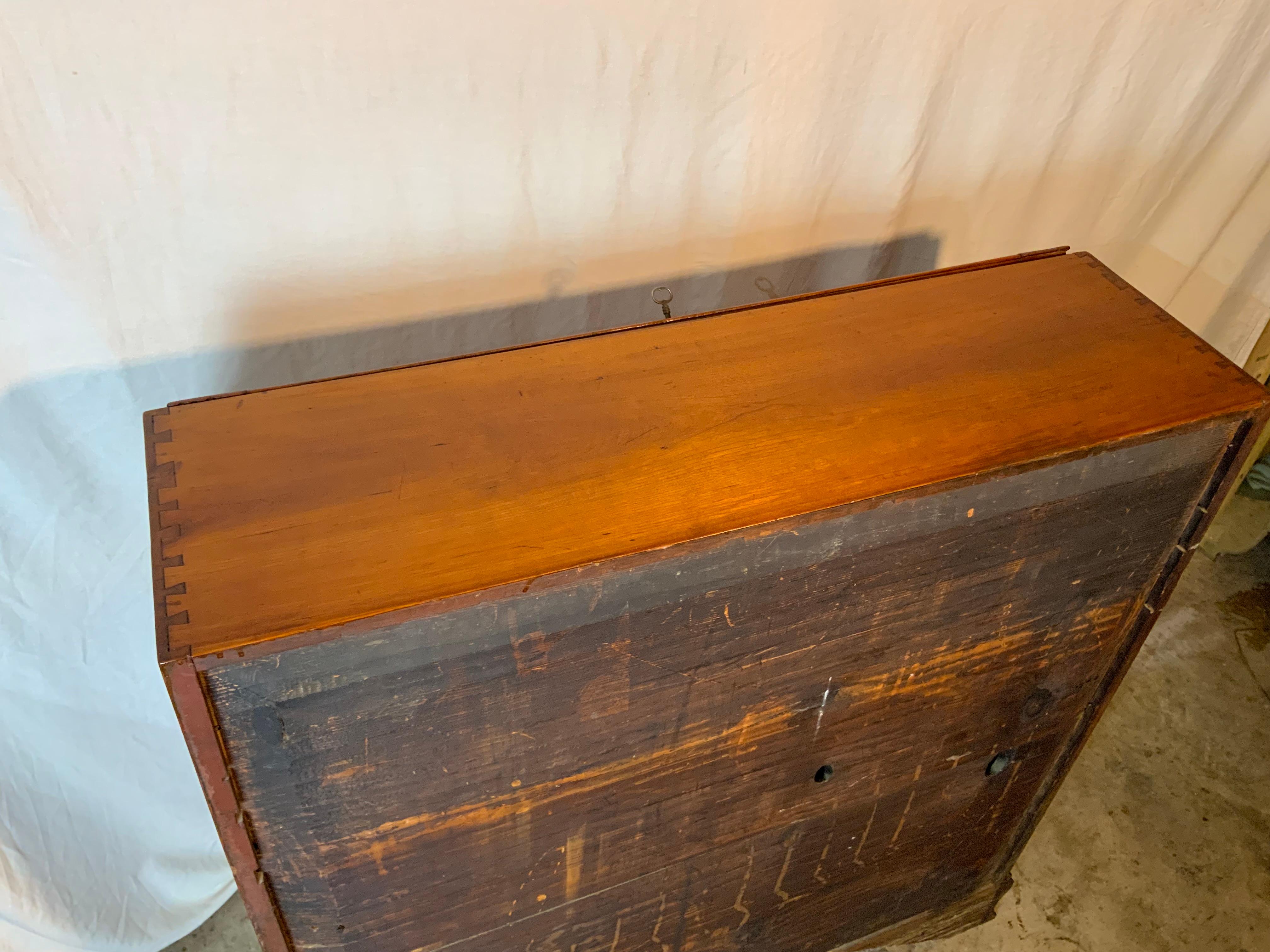 Scrivania Chippendale in ciliegio con ante inclinate in vendita 7