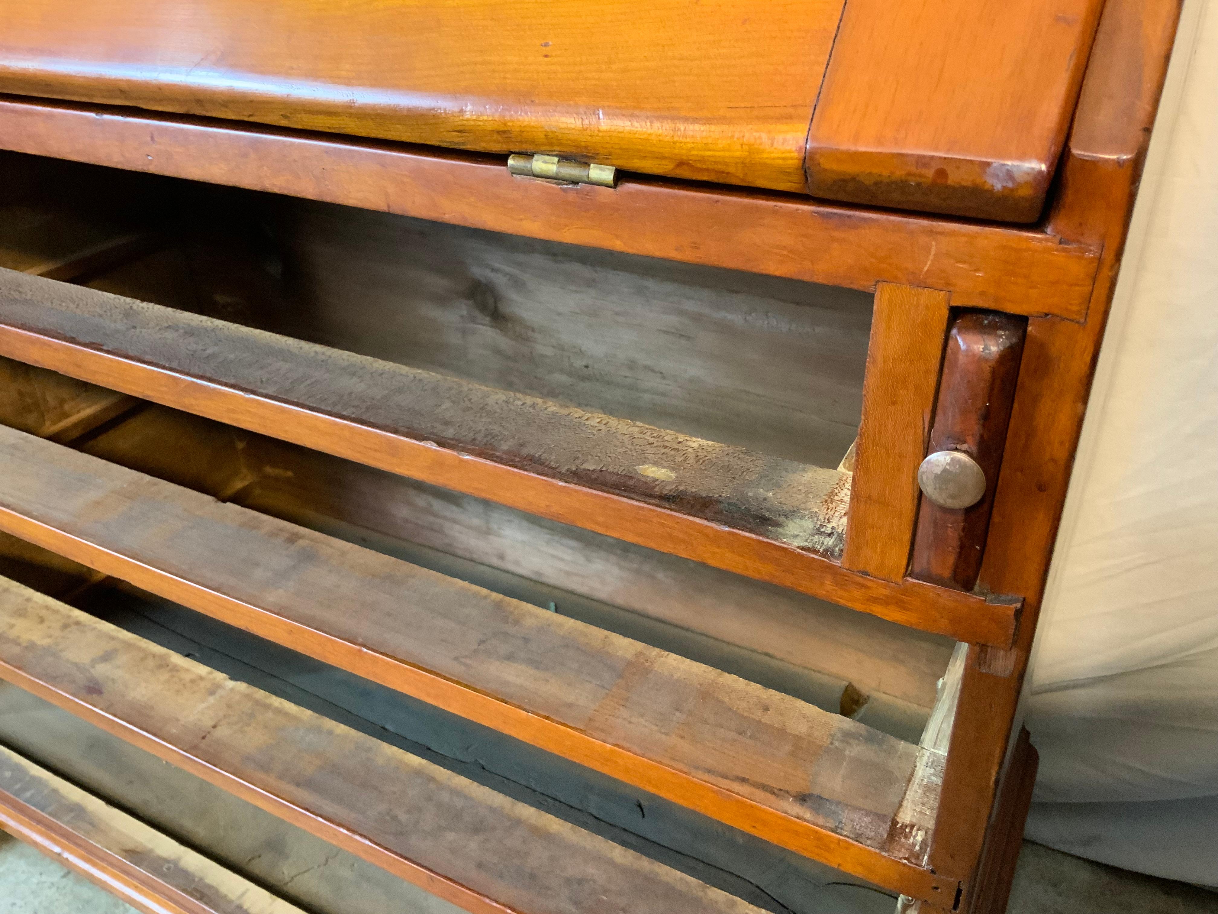 Scrivania Chippendale in ciliegio con ante inclinate in vendita 12