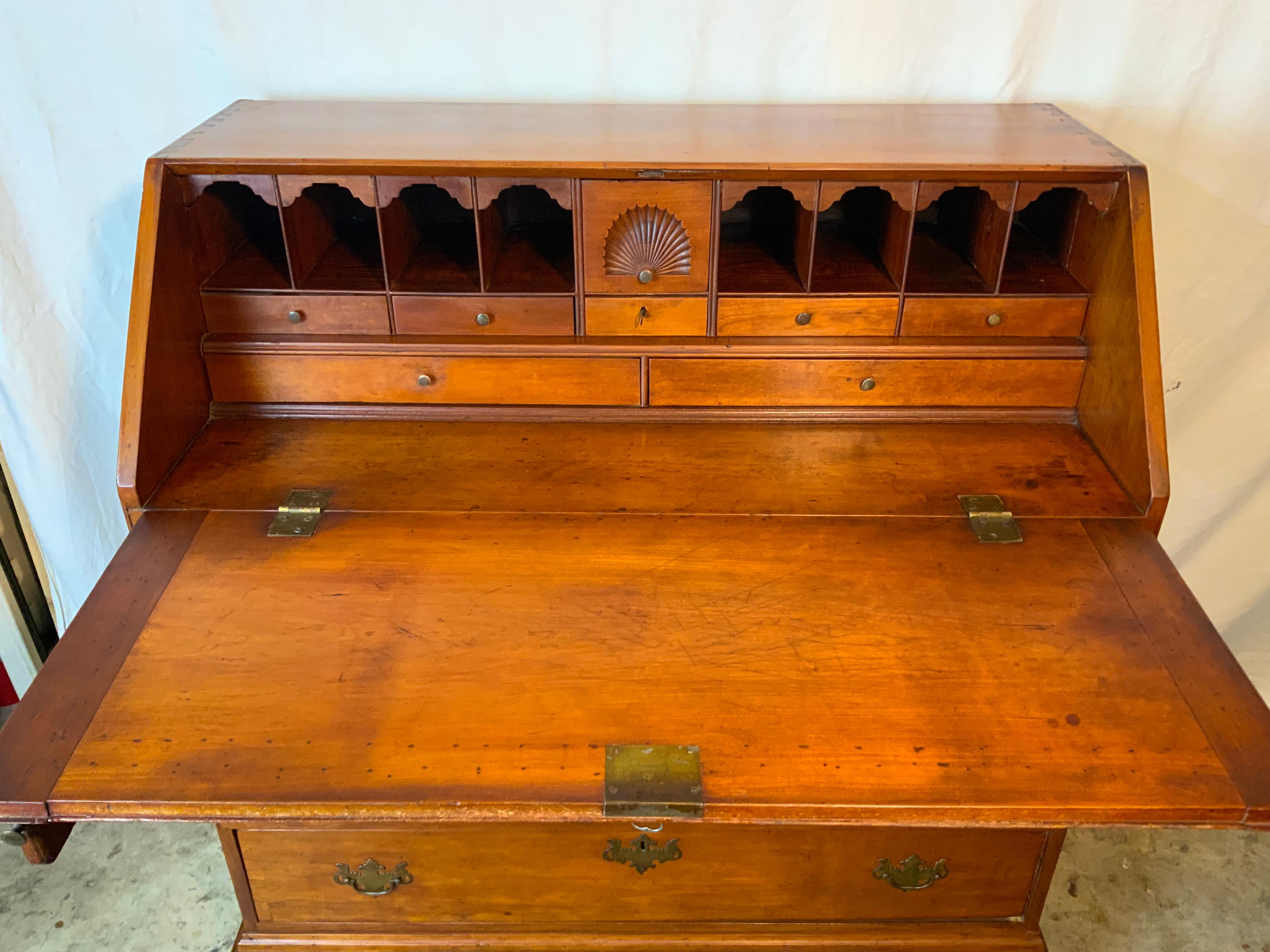 Un'ottima scrivania Chippendale Slant Front in ciliegio del New England con un ottimo colore e una patina di una vecchia rifinitura. L'interno è ben arredato con un cassetto intagliato a conchiglia sopra un cassetto più piccolo con chiusura a