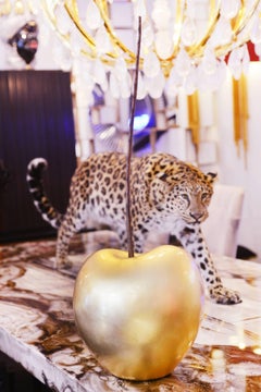 Medium-Skulptur aus Keramik in Kirschbaumholz und Gold