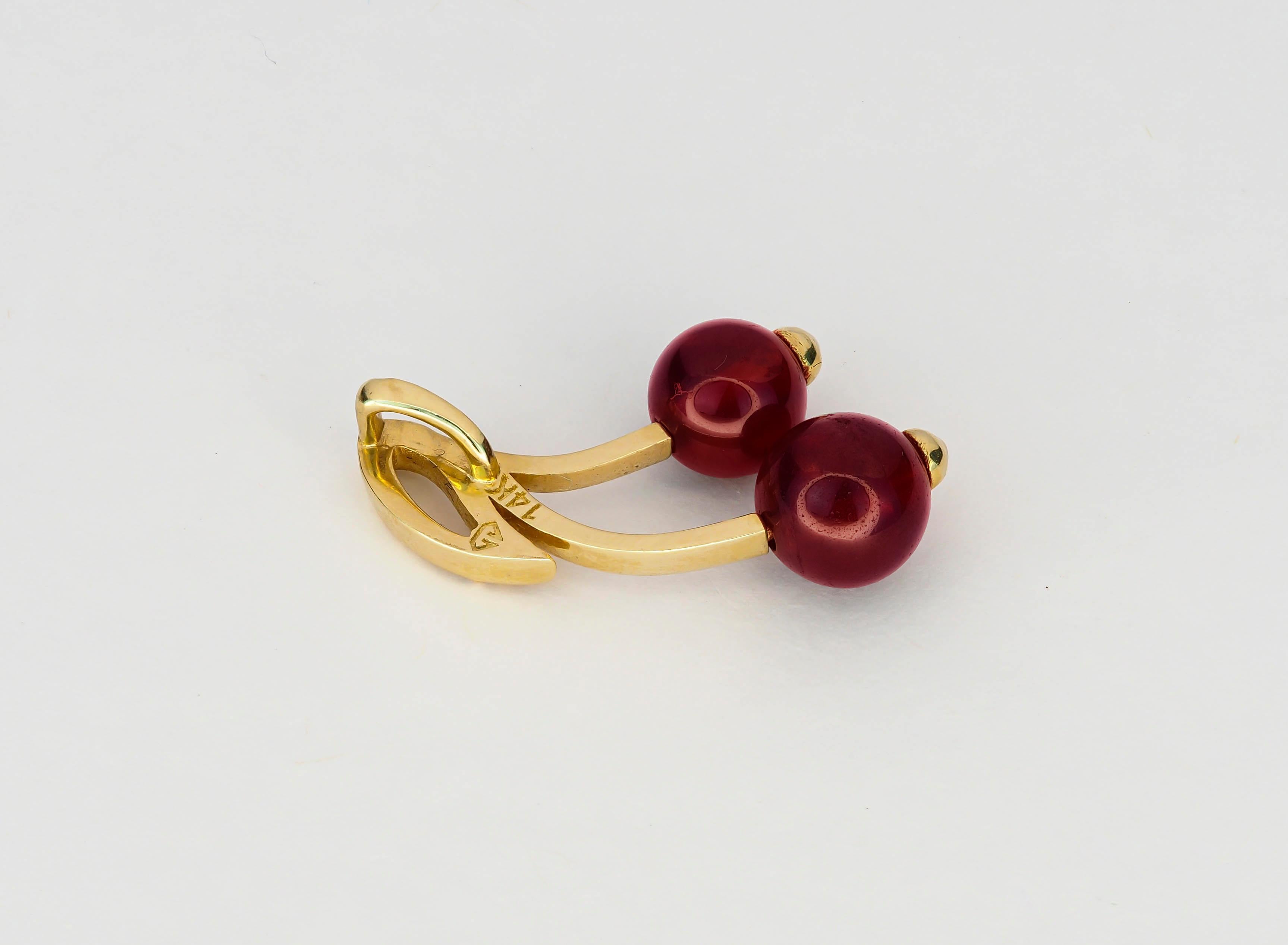 Women's Cherry gold pendant garnets.  For Sale