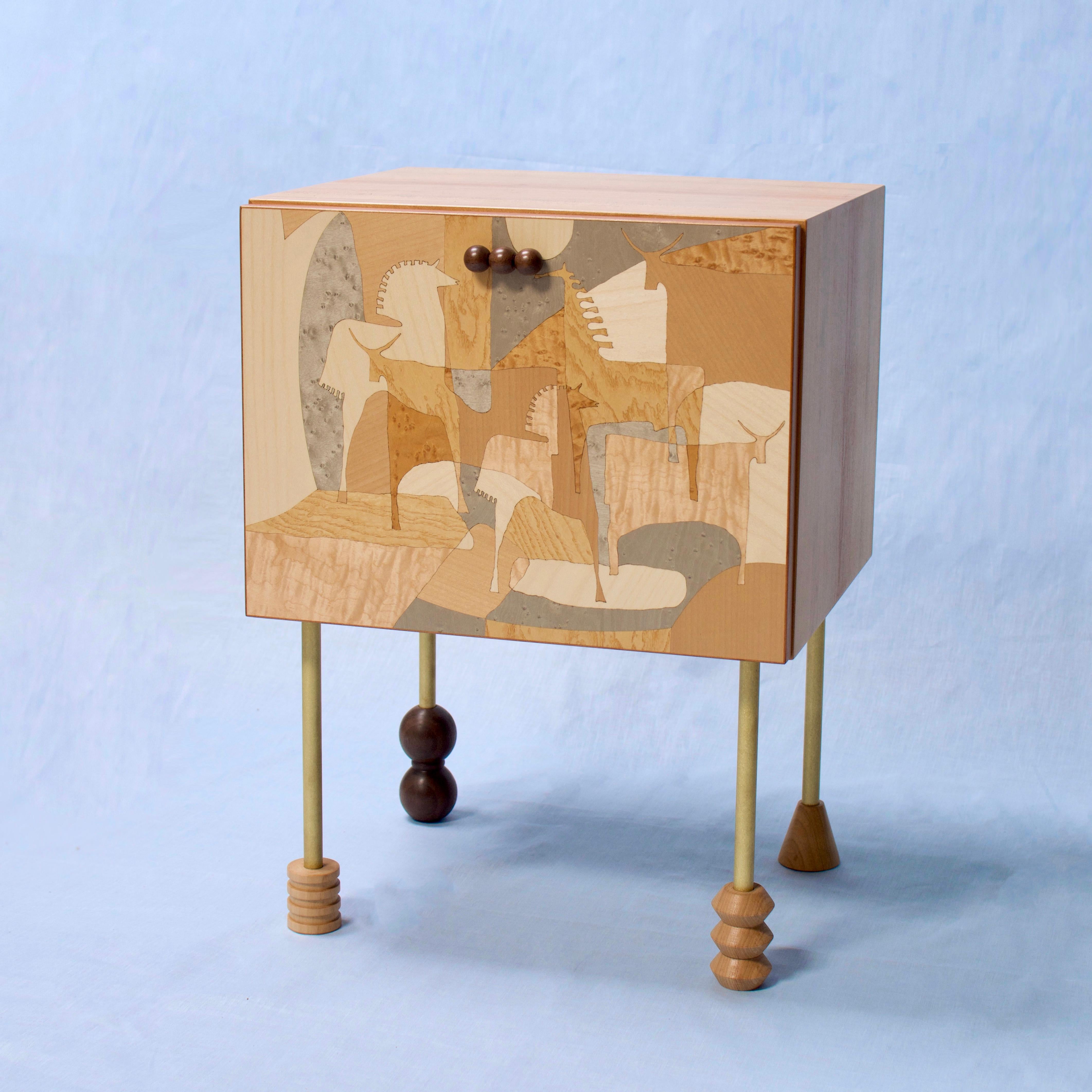 La surface en marqueterie de bois, marque de fabrique de la marque, complétée par des pattes en bois tourné, offre au spectateur une finition précise et détaillée inspirée de la beauté et de l'élégance des statues d'animaux en bronze du milieu du