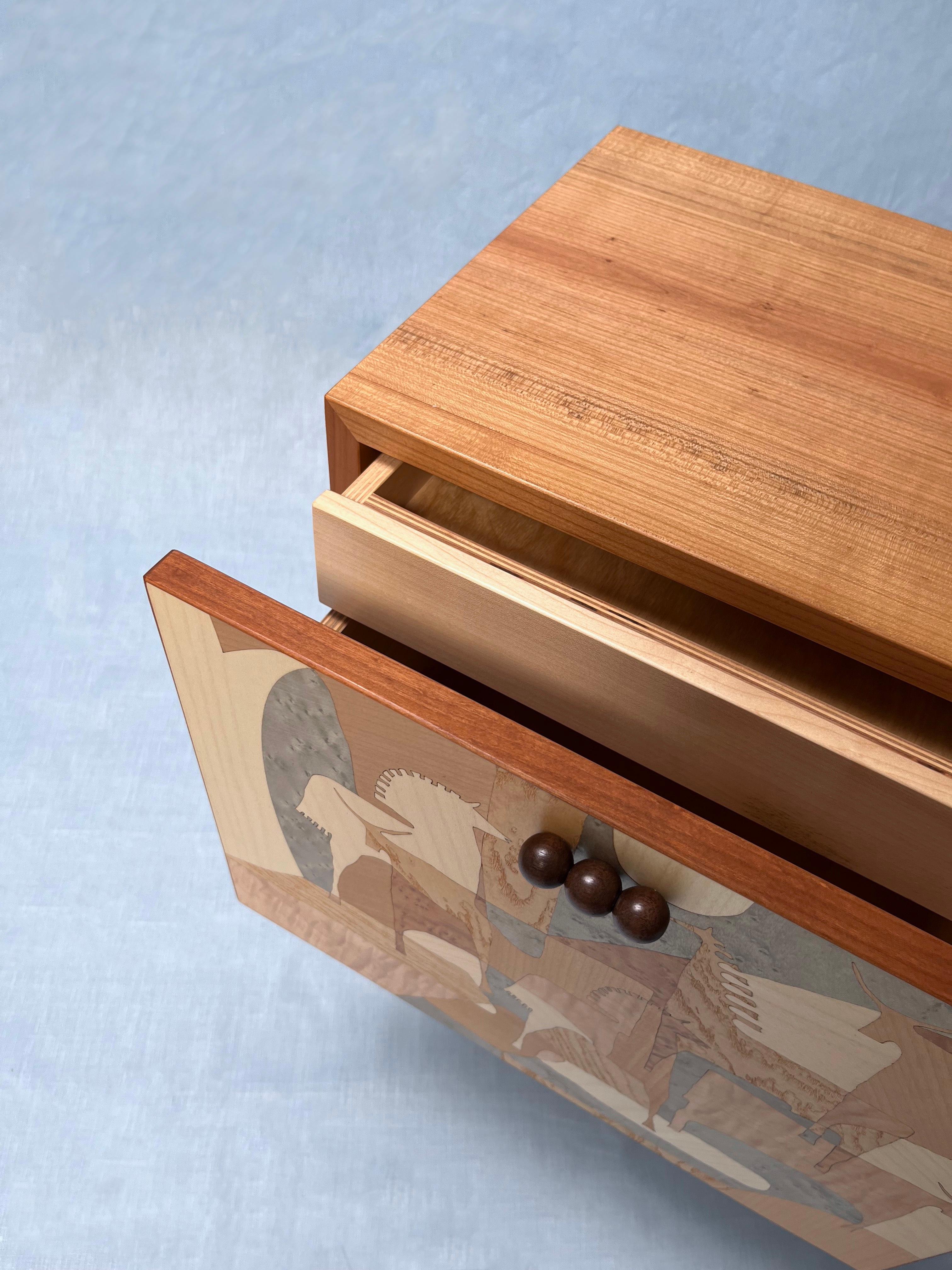 Moderne Table de nuit en marqueterie de cerisier avec pieds en bois tourné et bras par VUUV Works en vente
