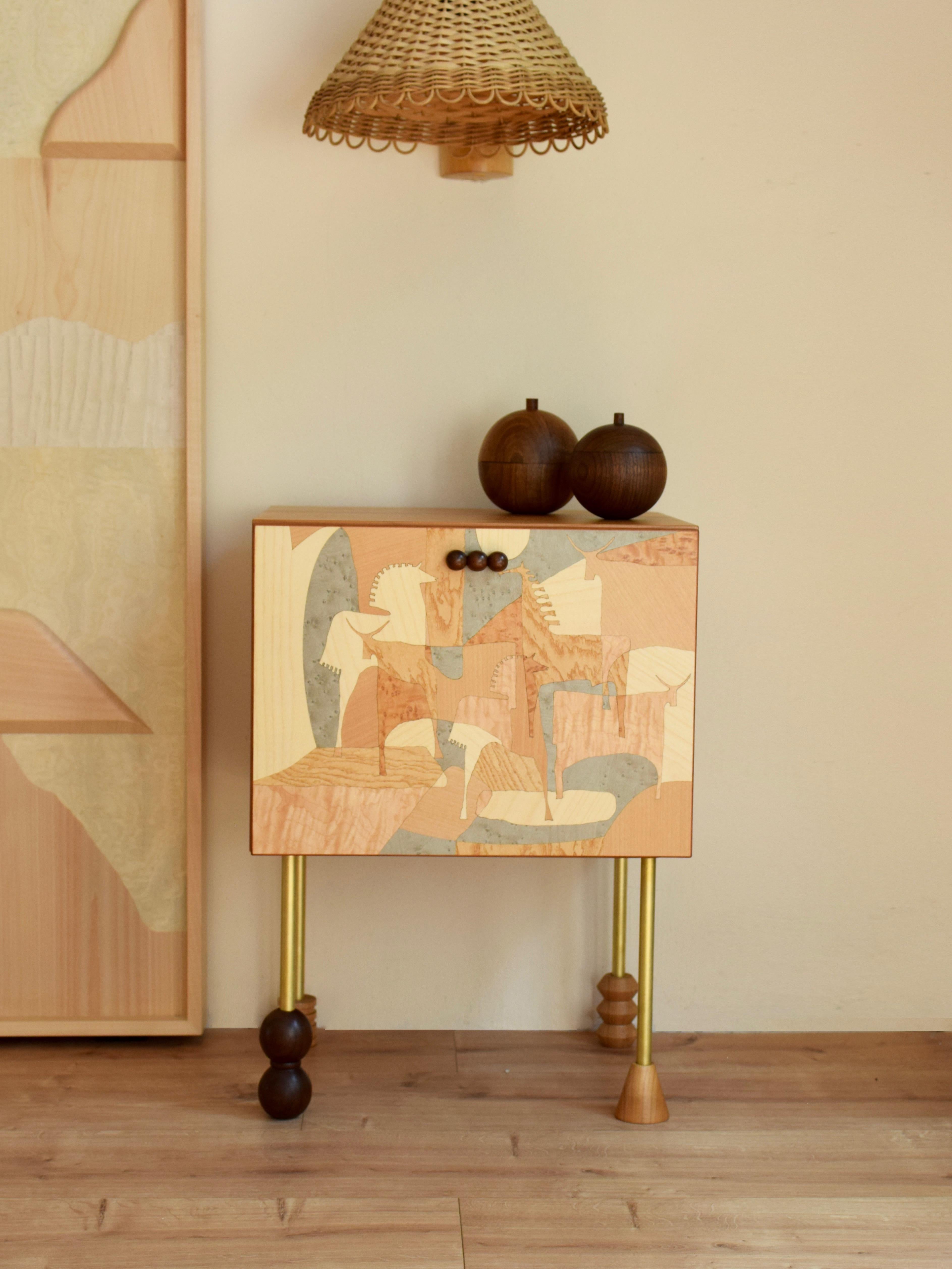 Table de nuit en marqueterie de cerisier avec pieds en bois tourné et bras par VUUV Works Neuf - En vente à Székesfehérvár, HU