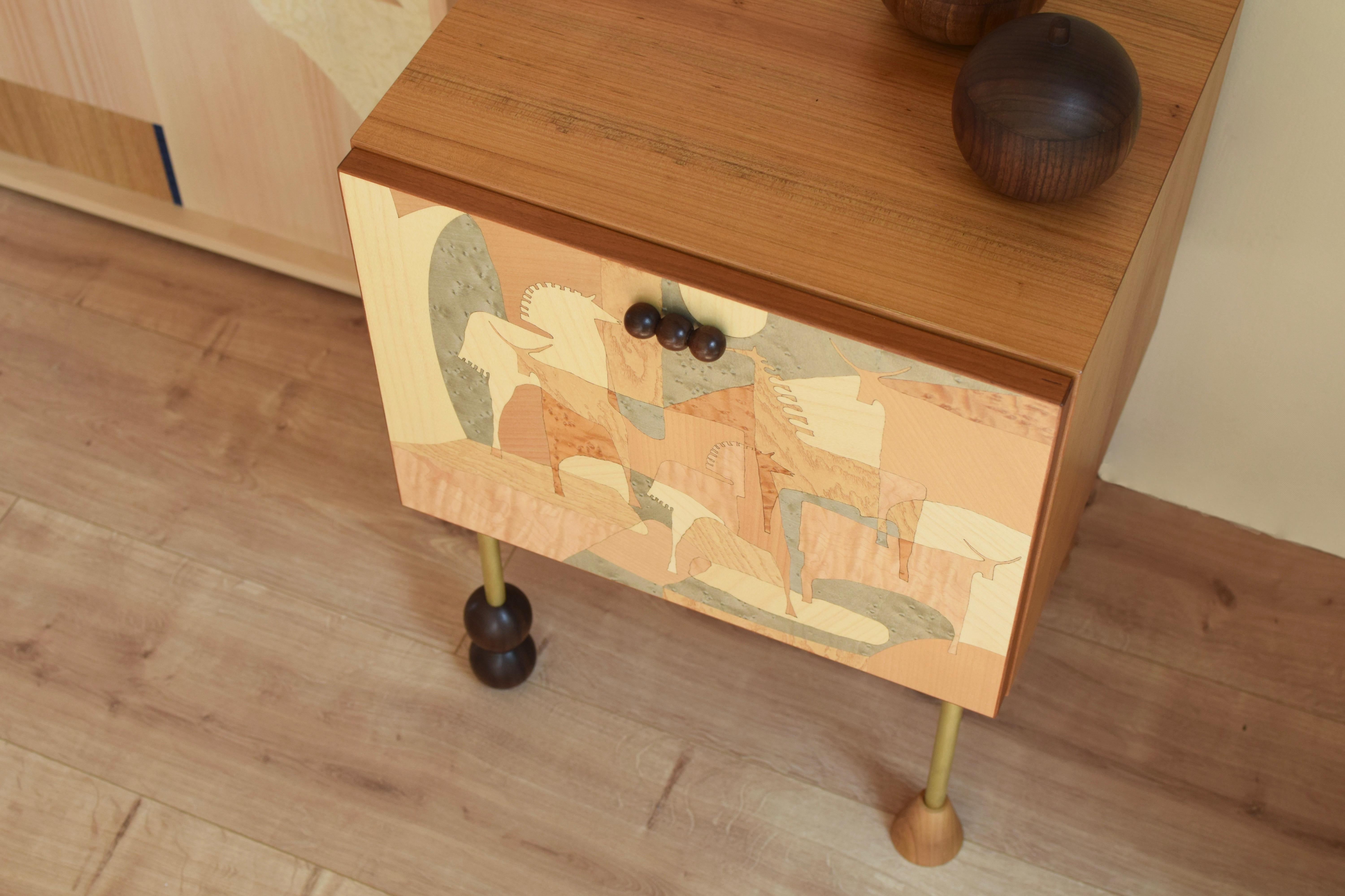 XXIe siècle et contemporain Table de nuit en marqueterie de cerisier avec pieds en bois tourné et bras par VUUV Works en vente