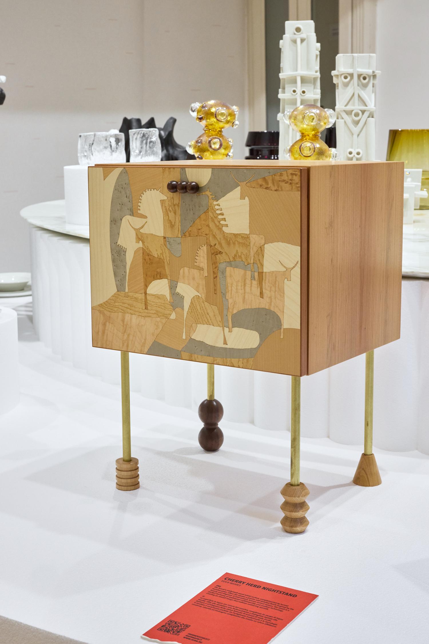 Laiton Table de nuit en marqueterie de cerisier avec pieds en bois tourné et bras par VUUV Works en vente