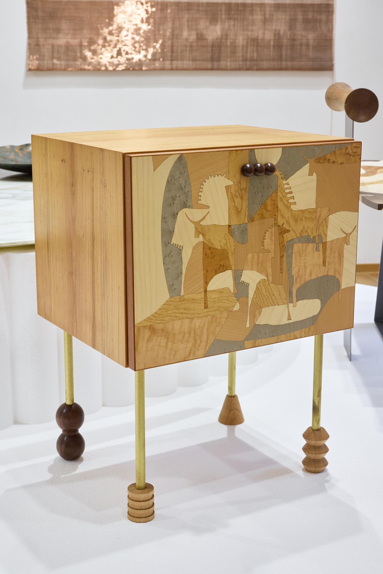 Table de nuit en marqueterie de cerisier avec pieds en bois tourné et bras par VUUV Works en vente 1