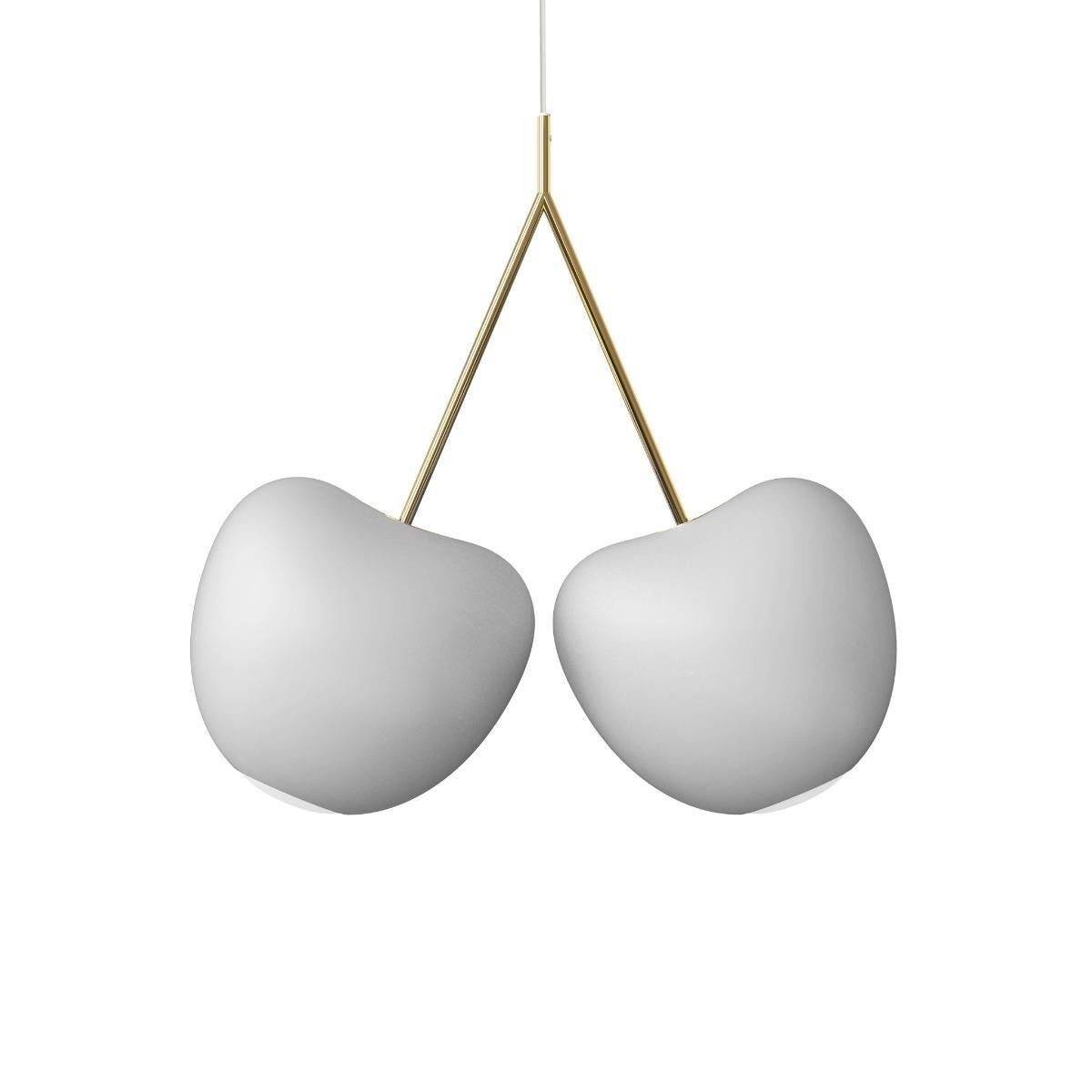 Cherry Lamp è una lampada da soffitto a sospensione con lampadina a LED disegnata da Nina Zupanc. Voluttuosa, carnosa e accattivante: non si può fare a meno di fissarla e  Fatti conquistare dalle sue curve!

Con i generosi tratti della matita di