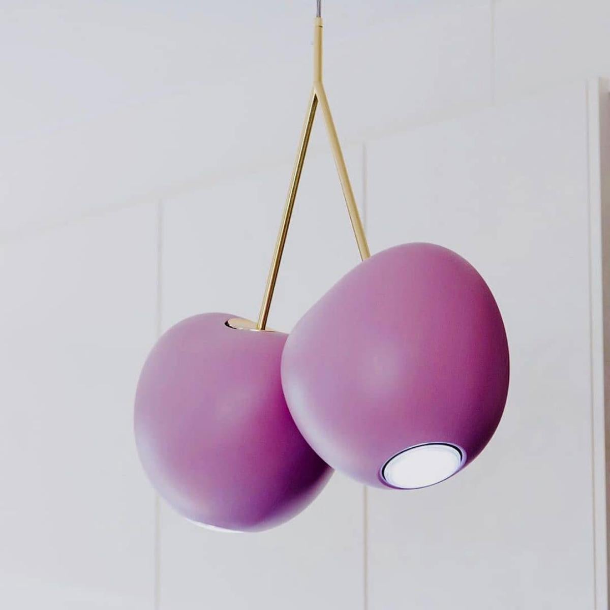 Cherry Lamp è una lampada da soffitto a sospensione con lampadina a LED disegnata da Nina Zupanc. Voluttuosa, carnosa e accattivante: non si può fare a meno di fissarla e  Fatti conquistare dalle sue curve!

Con i generosi tratti della matita di