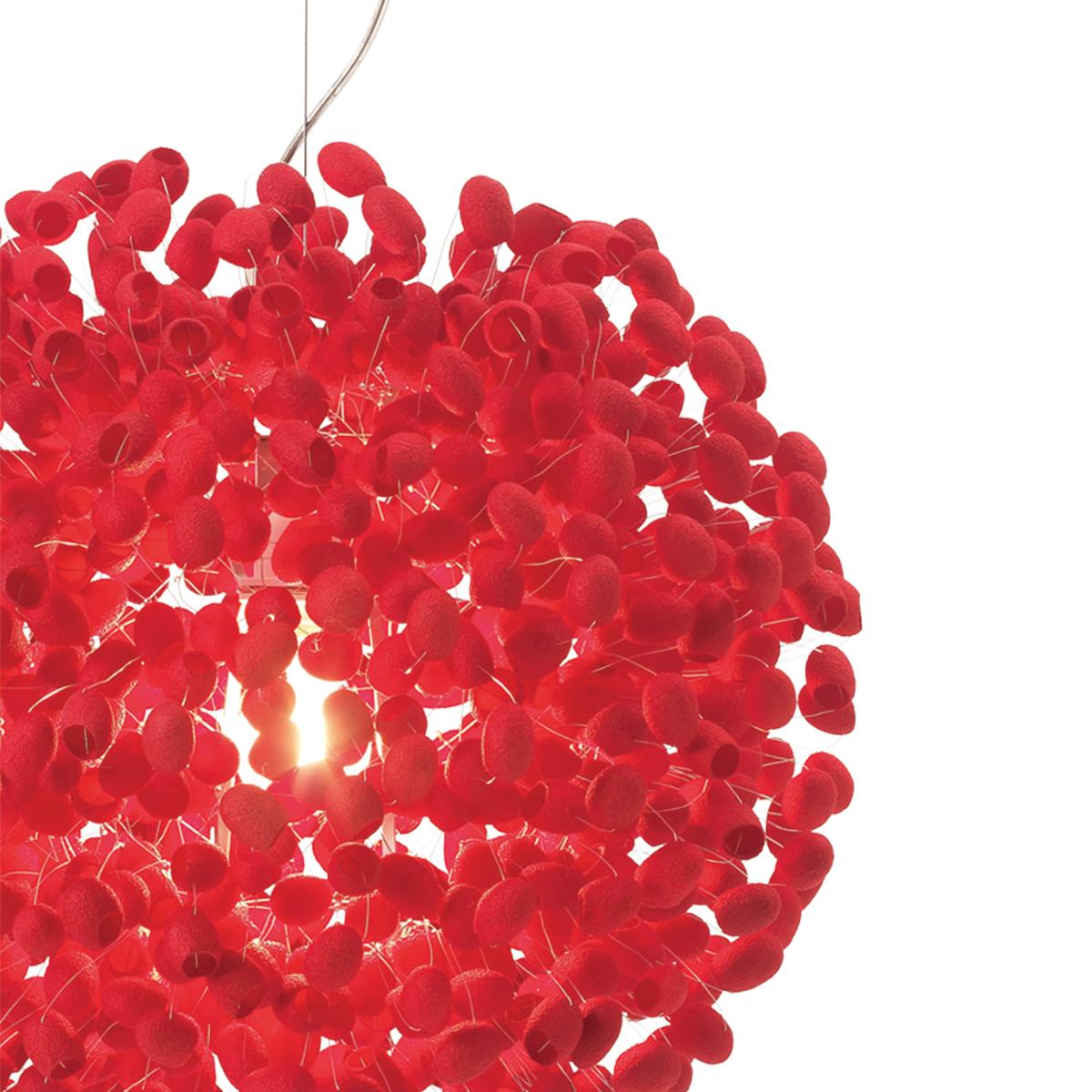 Cherry Moon est une lampe à suspension artisanale en cocon de soie, de couleur rouge cerise. 
Le diffuseur est formé d'une configuration aléatoire de cocons de soie sélectionnés à la main (qui ont été pré-teints d'une subtile couleur rouge cerise).