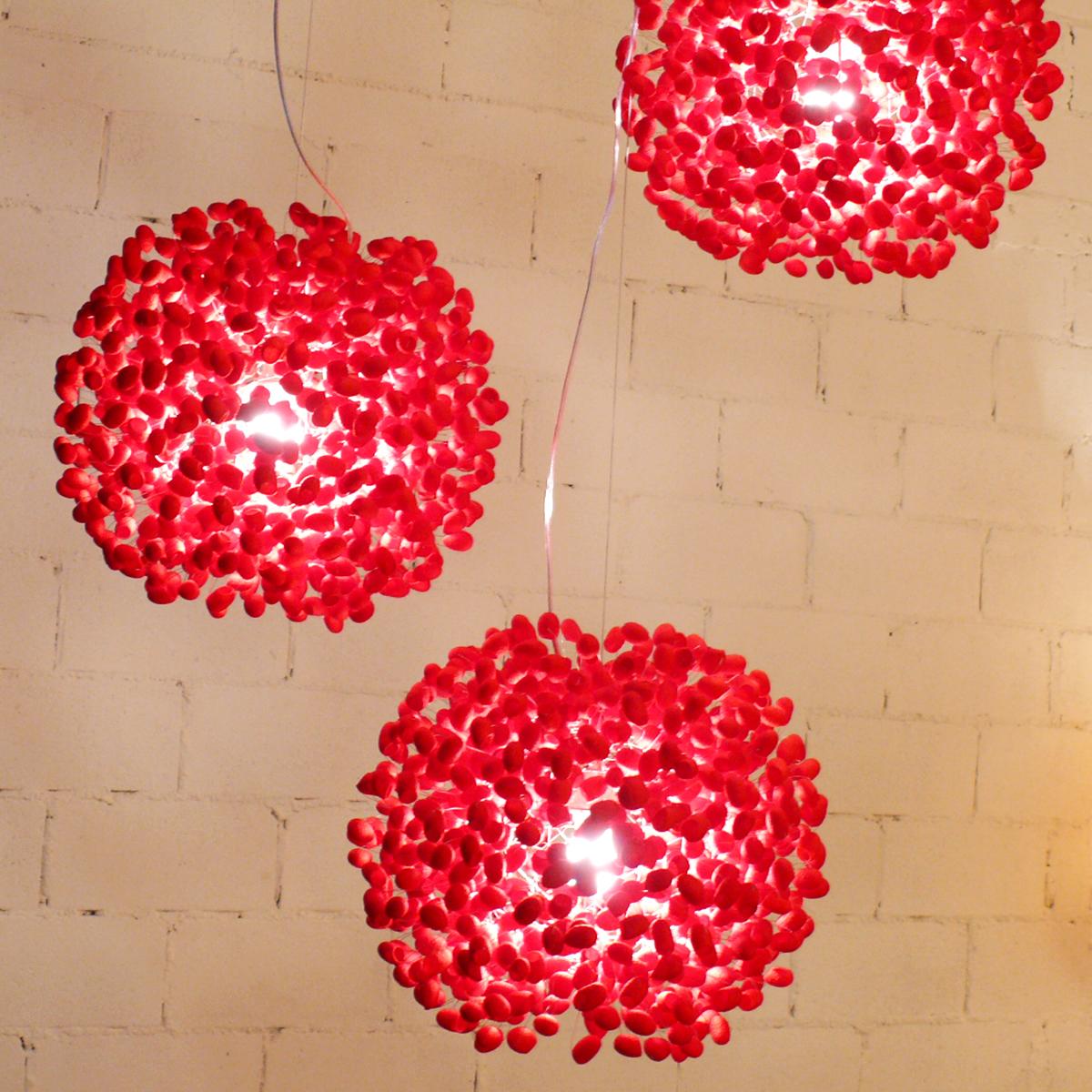Cherry Moon von Ango, handgefertigte Cocoon-Hängelampe aus Seide in Kirschrot  (21. Jahrhundert und zeitgenössisch) im Angebot