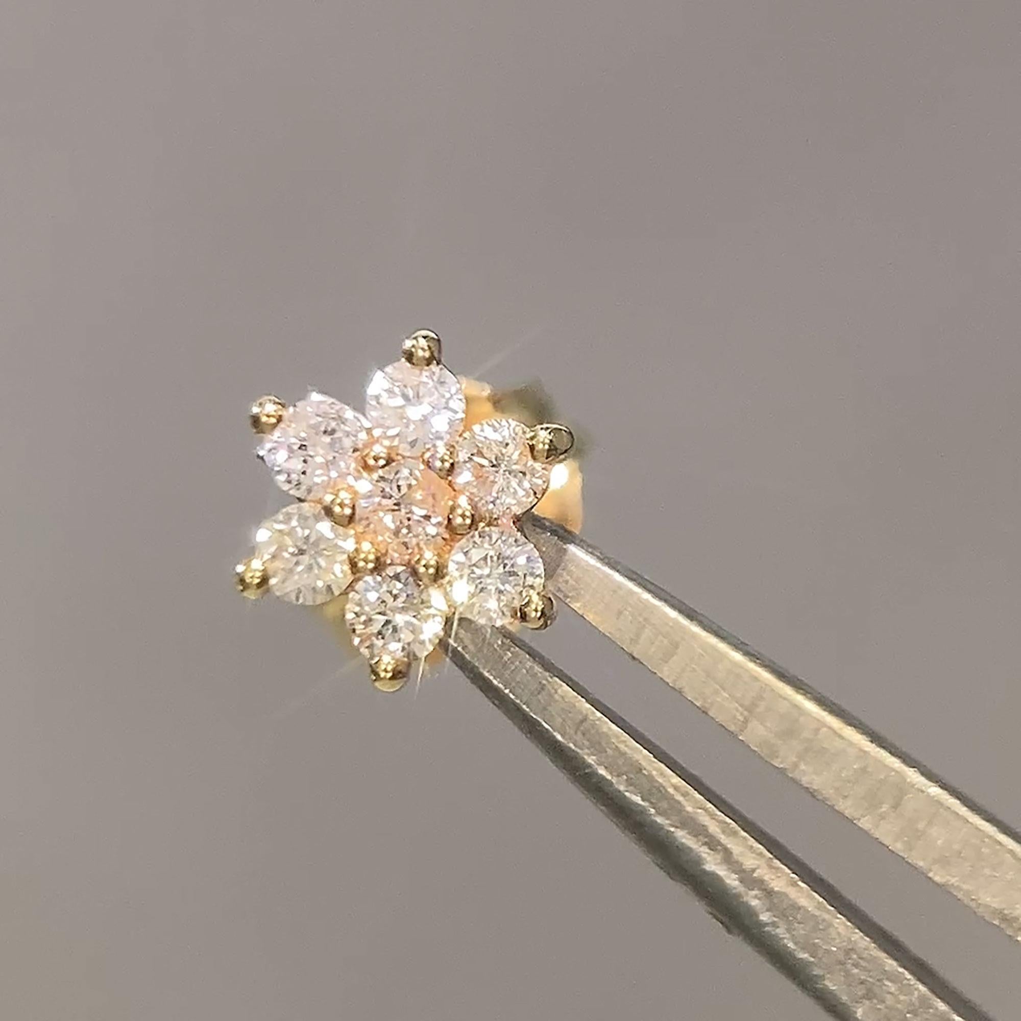 Contemporain Boucles d'oreilles en or jaune 18k avec fleur en diamant en vente