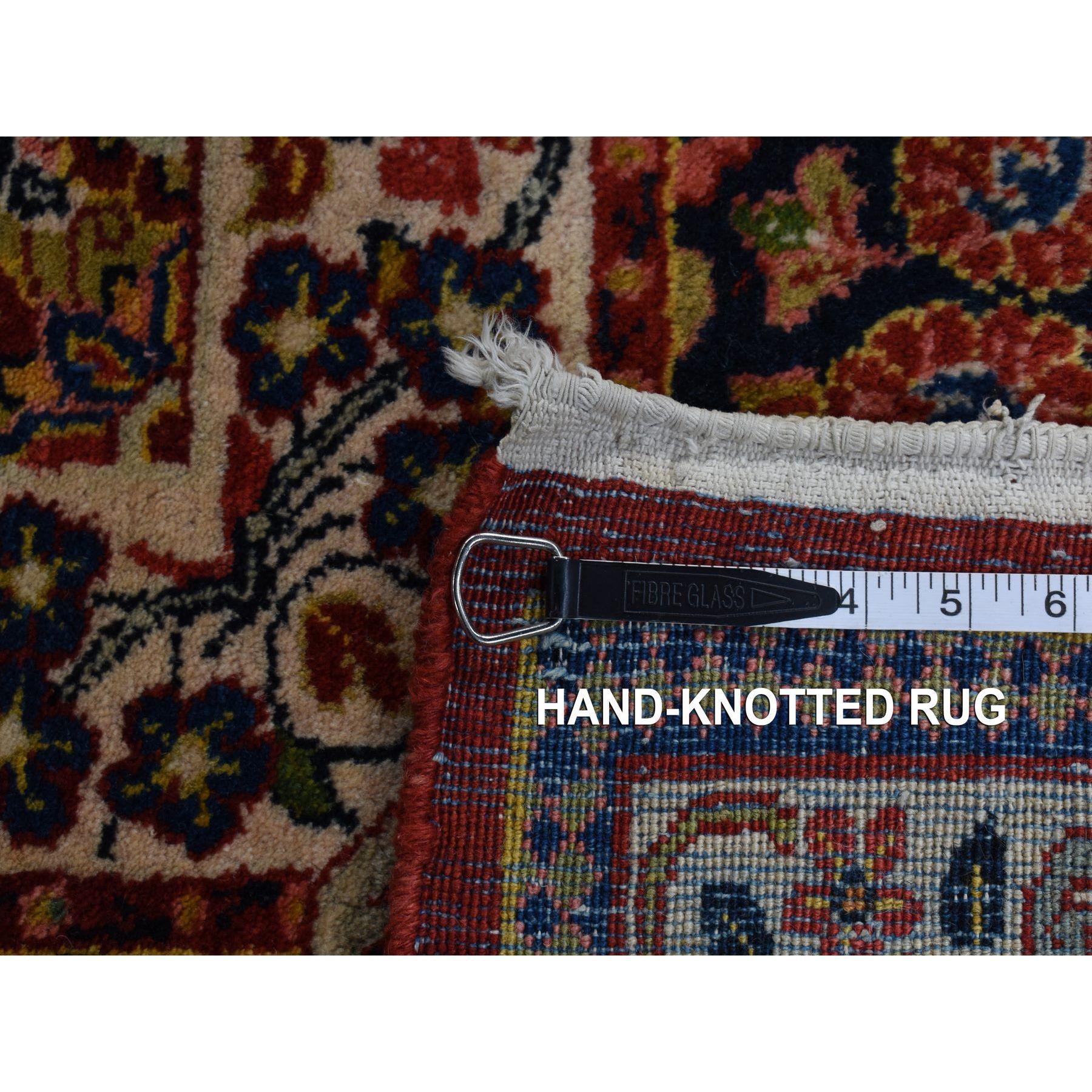 Antiker persischer Sarouk-Teppich in Kirschrot mit Medaillon-Design aus reiner Wolle, handgeknüpft im Angebot 5