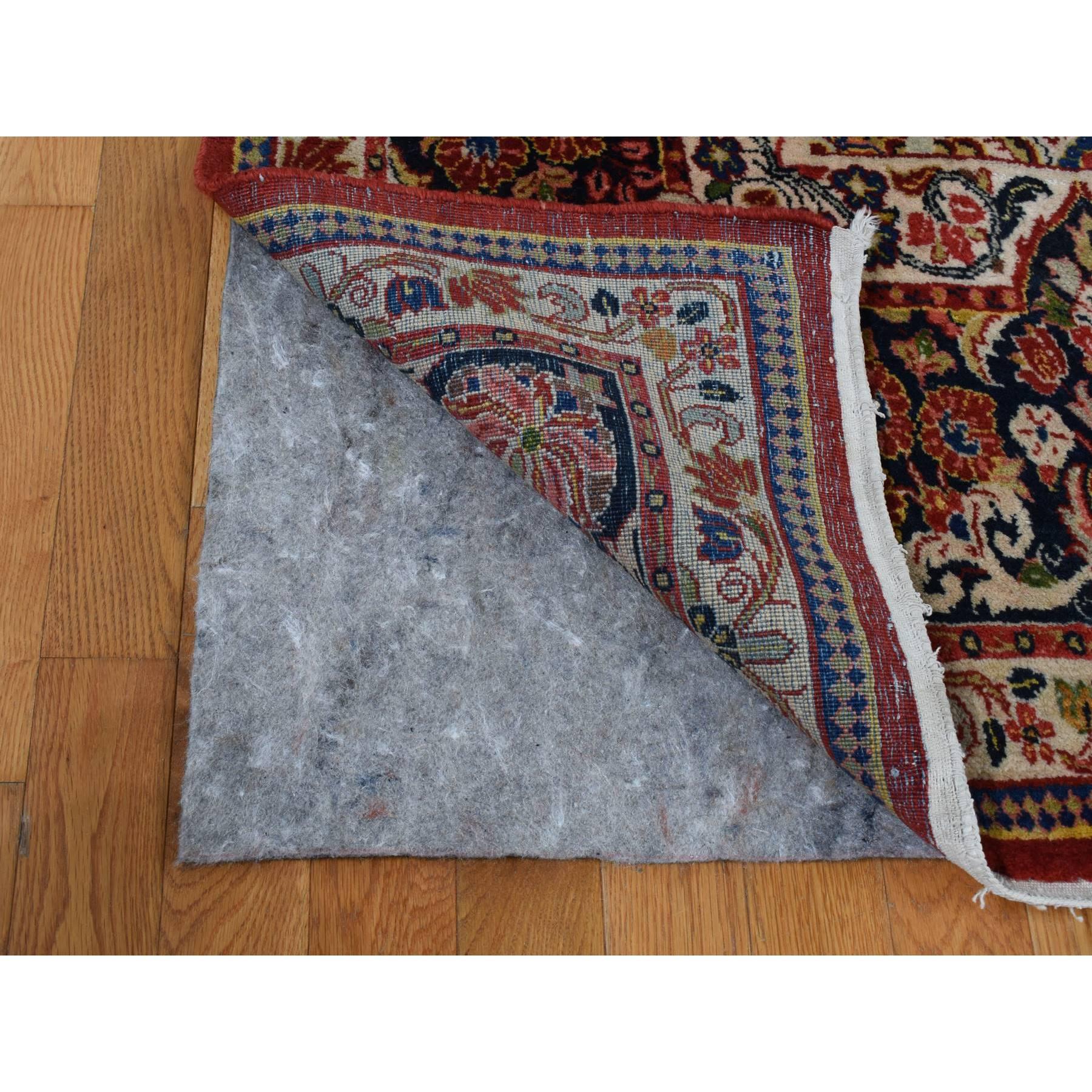 Antiker persischer Sarouk-Teppich in Kirschrot mit Medaillon-Design aus reiner Wolle, handgeknüpft (Handgeknüpft) im Angebot