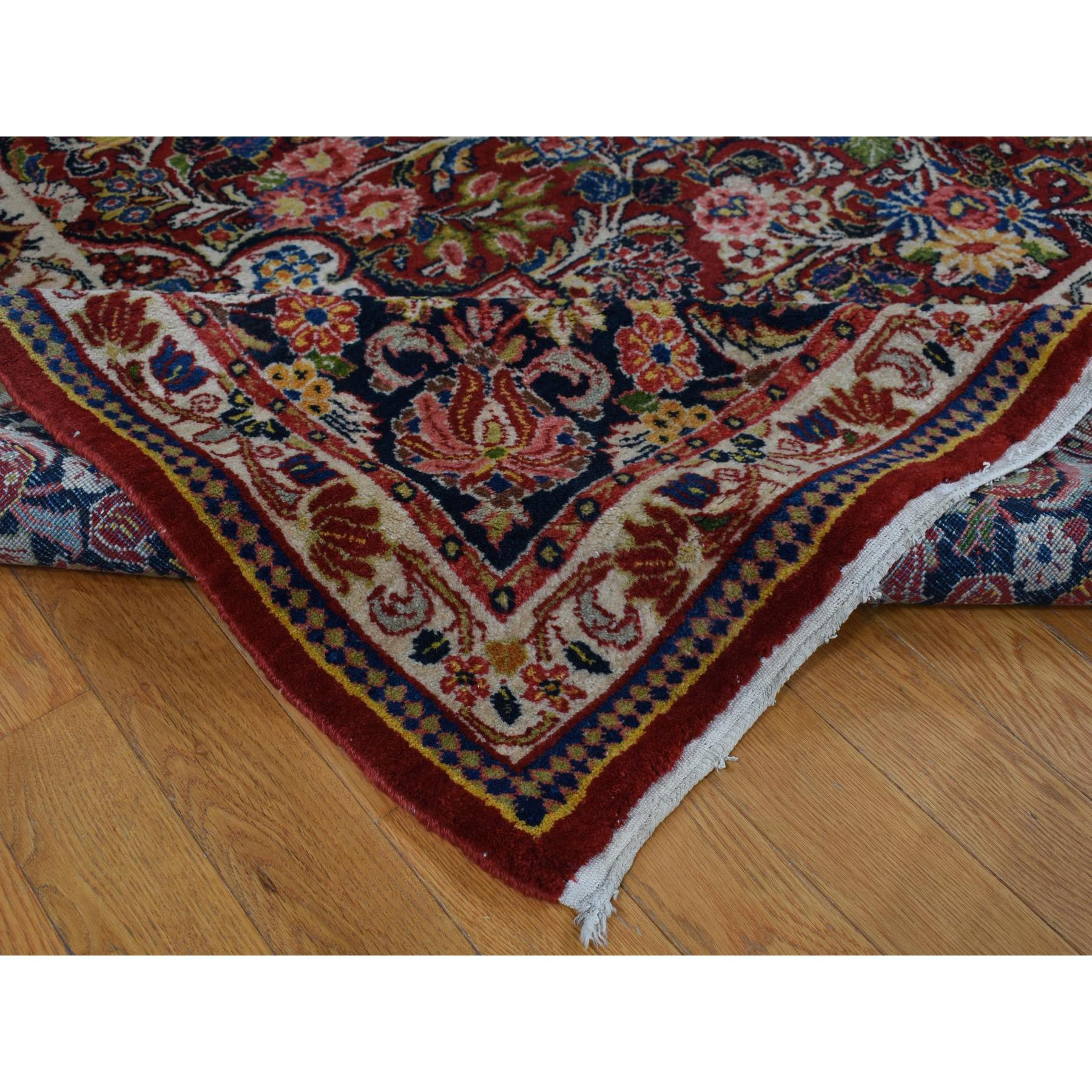 Antiker persischer Sarouk-Teppich in Kirschrot mit Medaillon-Design aus reiner Wolle, handgeknüpft im Zustand „Gut“ im Angebot in Carlstadt, NJ