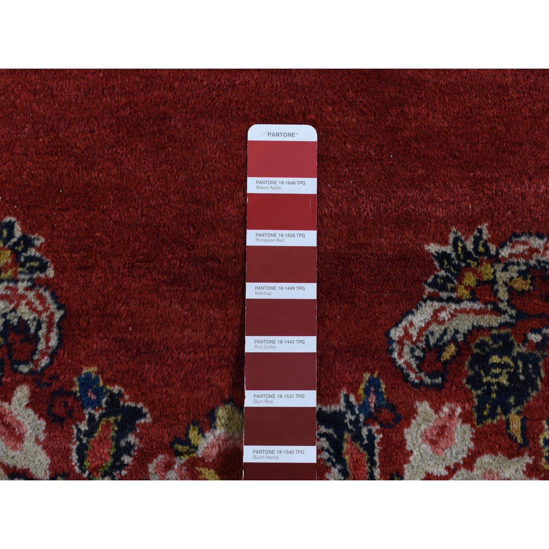 Antiker persischer Sarouk-Teppich in Kirschrot mit Medaillon-Design aus reiner Wolle, handgeknüpft im Angebot 1