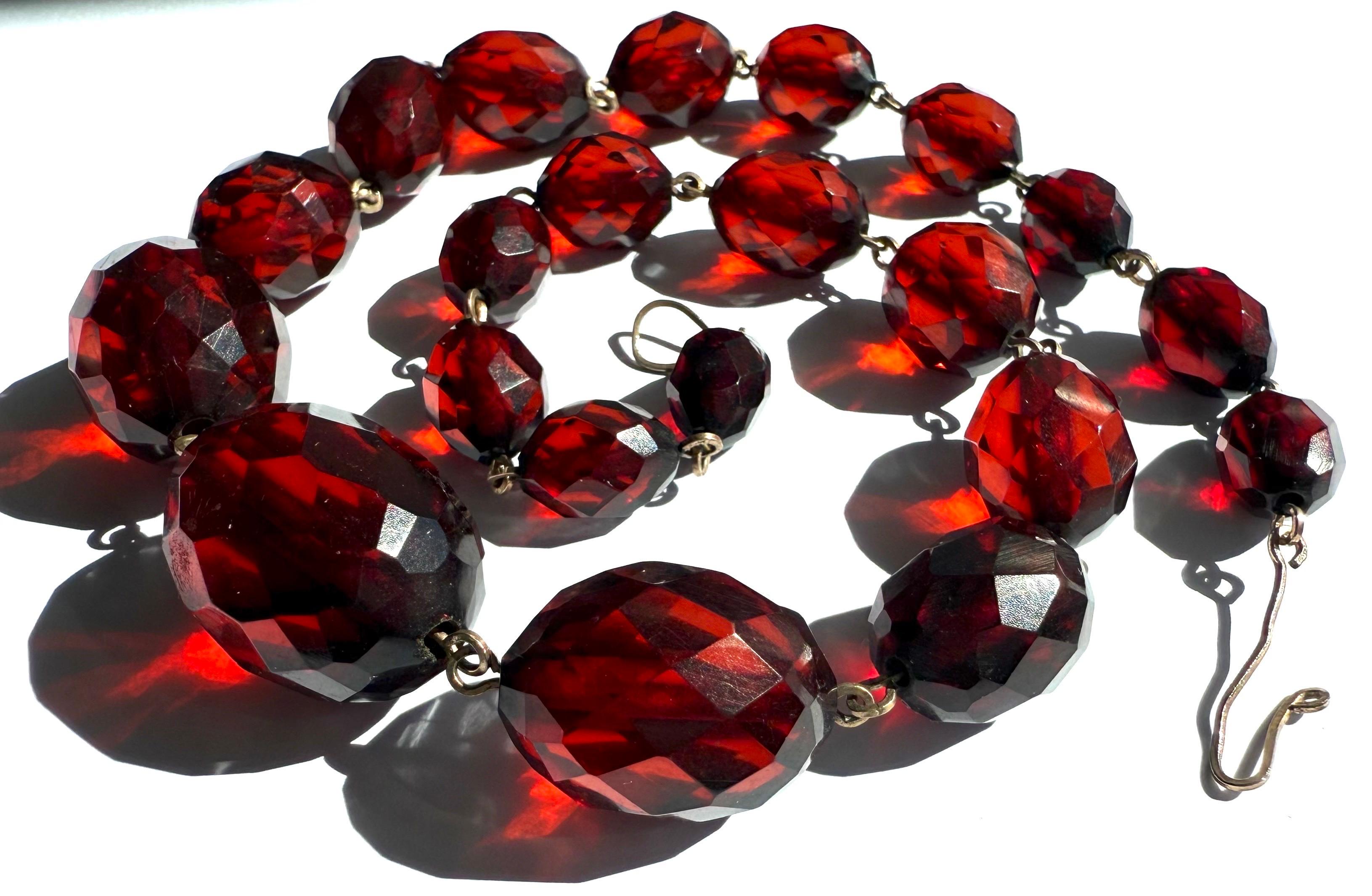 De las mujeres Collar facetado de baquelita rojo cereza Art Decó, cuentas graduadas, antiguo en venta