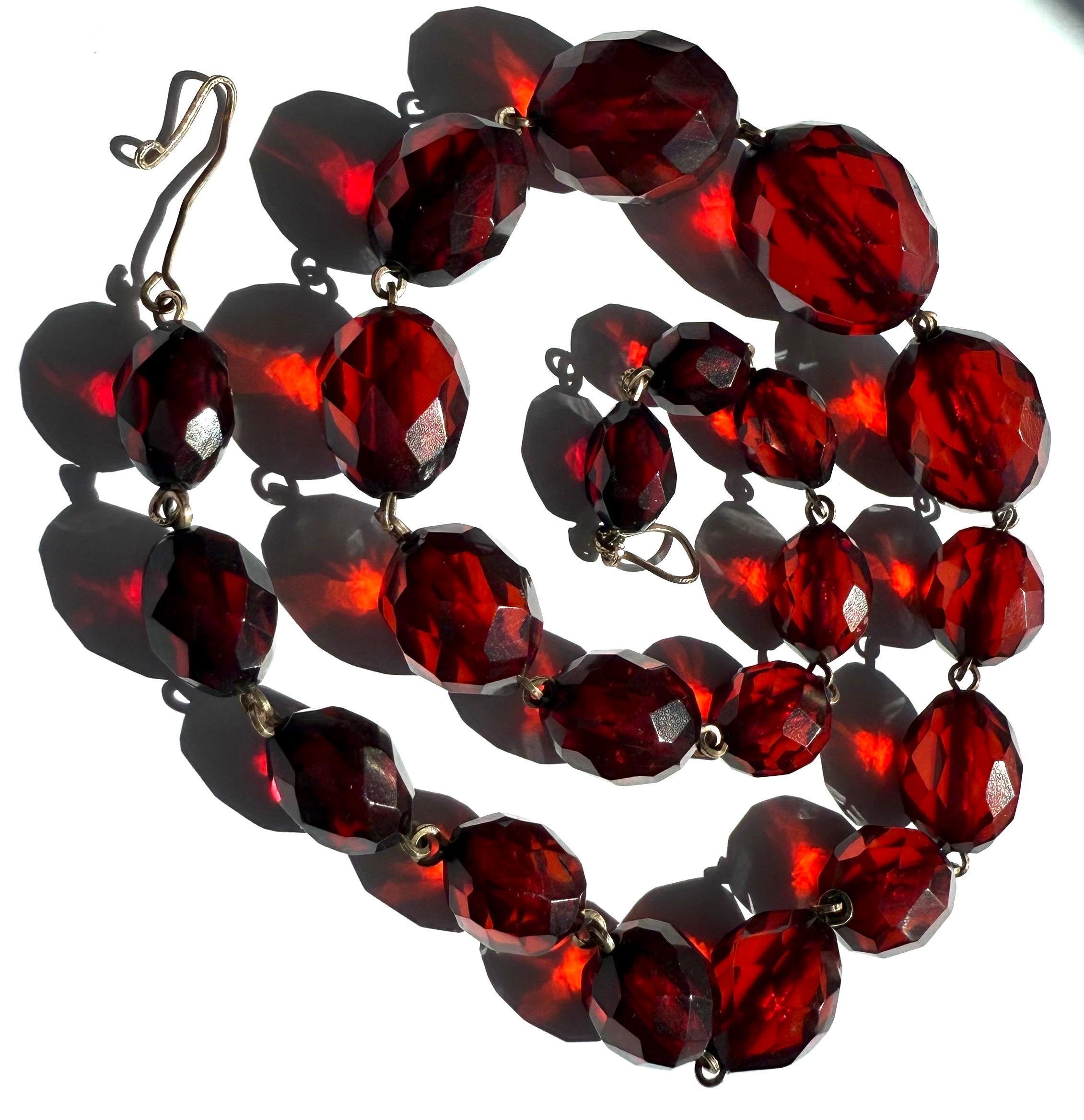 Collar facetado de baquelita rojo cereza Art Decó, cuentas graduadas, antiguo en venta 1
