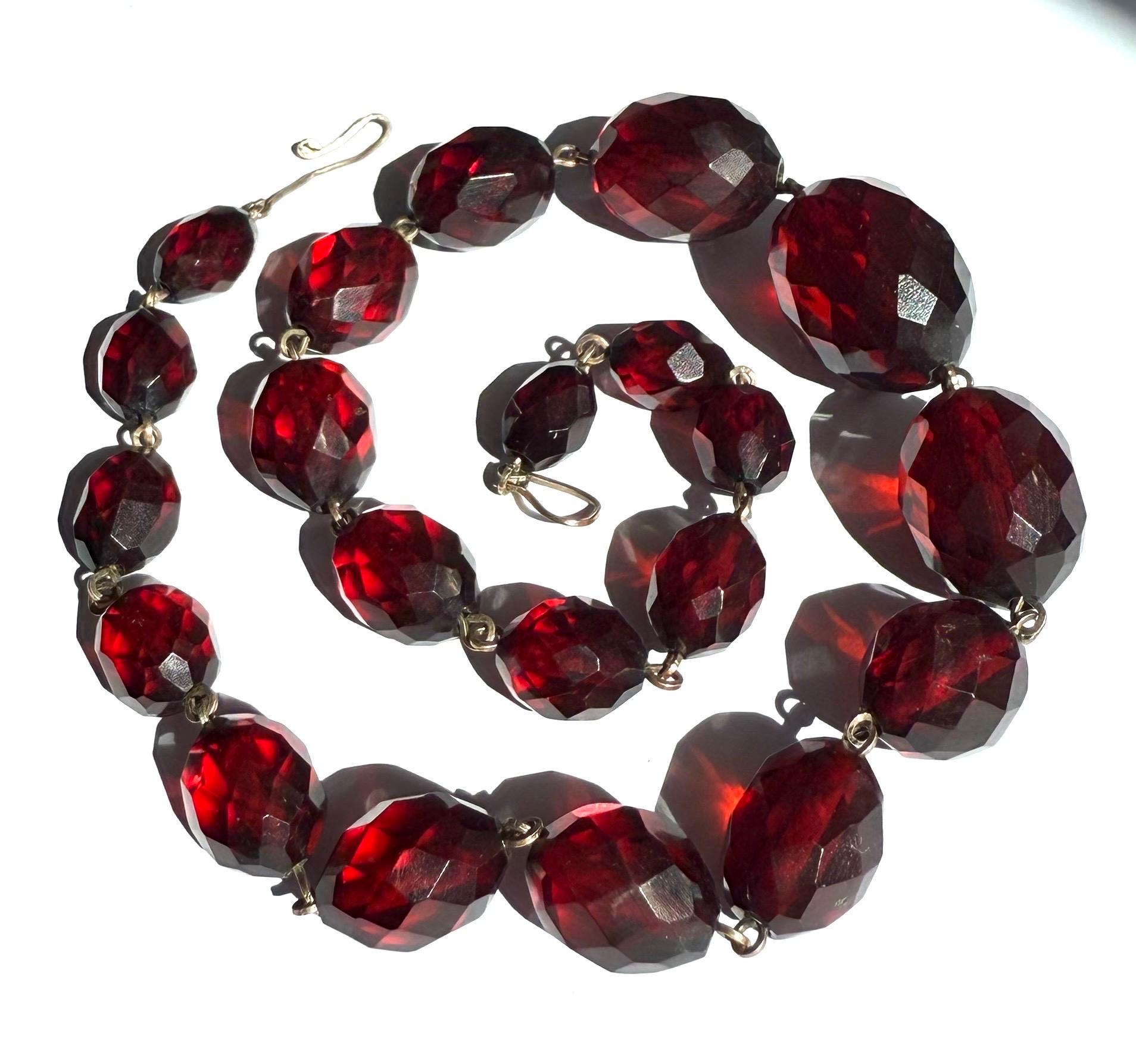 Collar facetado de baquelita rojo cereza Art Decó, cuentas graduadas, antiguo en venta 2