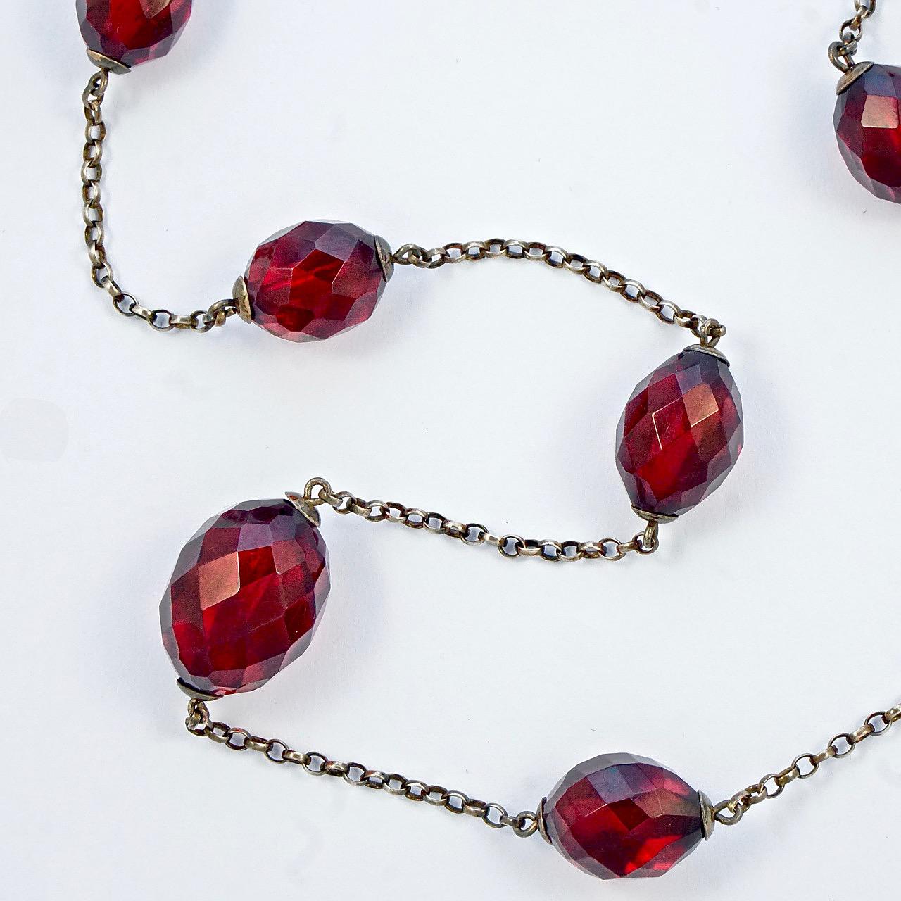 Lovely Art Deco cherry red Bakelite graduated and faceted beads, on sterling silver chain. Measuring length 71.5 cm / 28.1 inches, and the largest bead is 1.9cm / .75 inch by 1.5cm / .6 inch. The necklace is in very good condition.

This is a