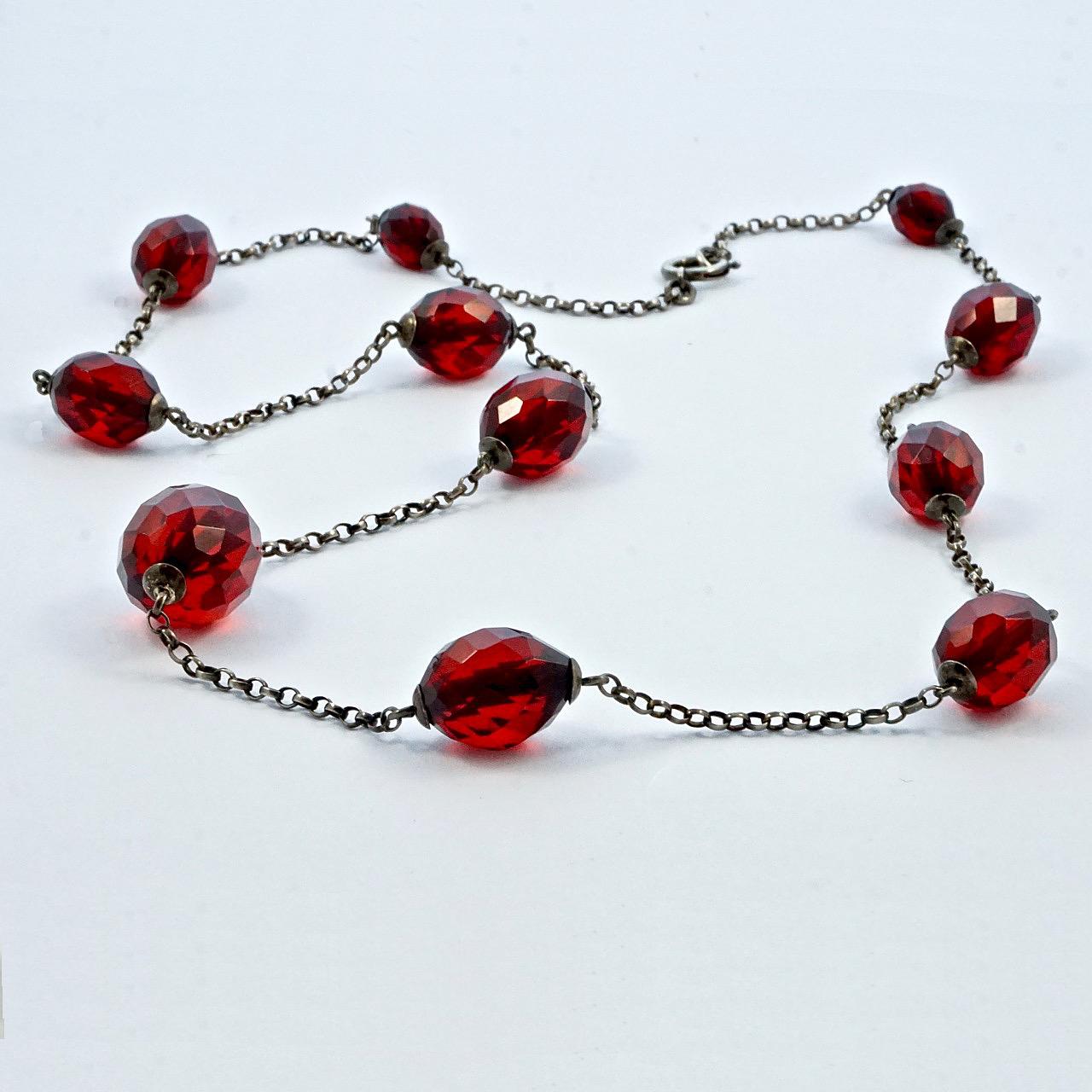 Collana di perle sfaccettate graduate in bachelite rosso ciliegia con catena in argento sterling In condizioni buone in vendita a London, GB