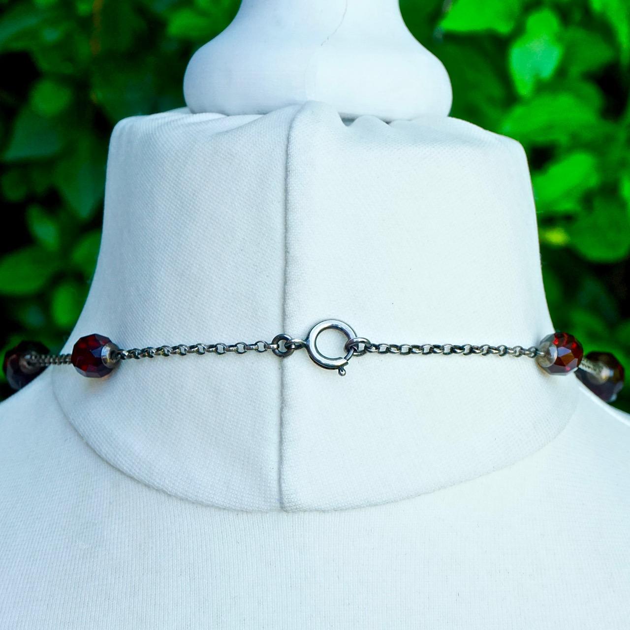 Kirschrote, abgestufte, facettierte Perlenkette auf Sterlingsilberkette aus Bakelit im Angebot 2