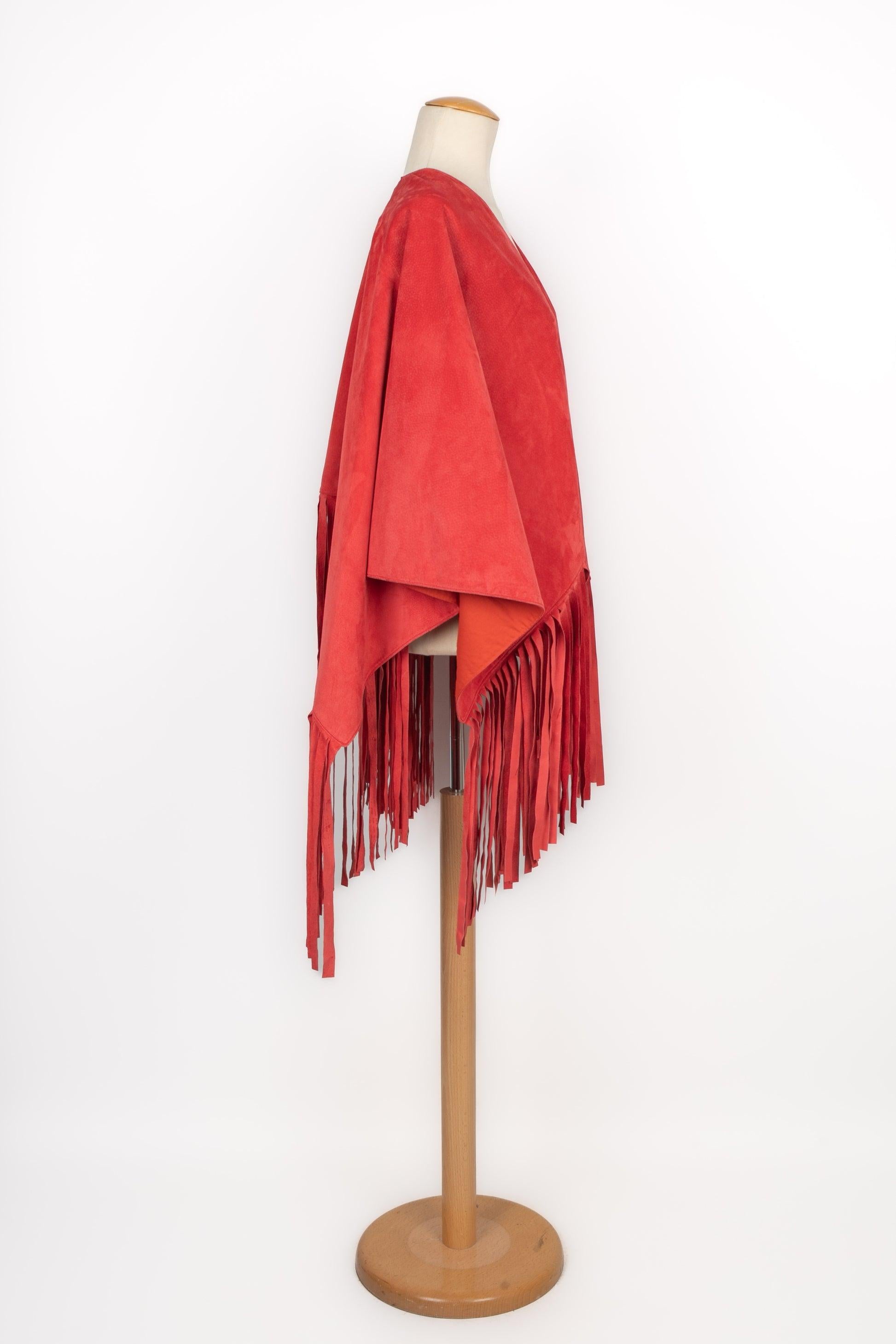 Cherry-red Leather Cape with Fringes In Excellent Condition In SAINT-OUEN-SUR-SEINE, FR