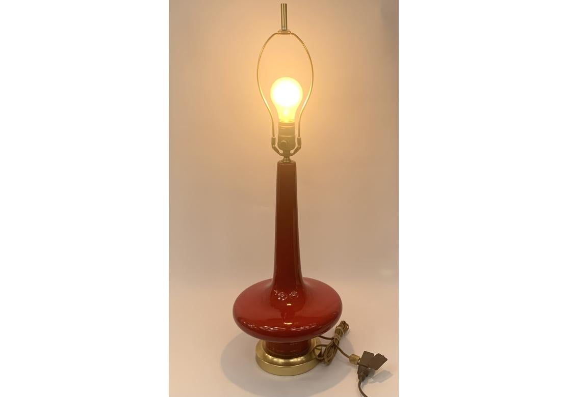 Lampe de table du milieu du siècle à long collier, rouge cerise en vente 3
