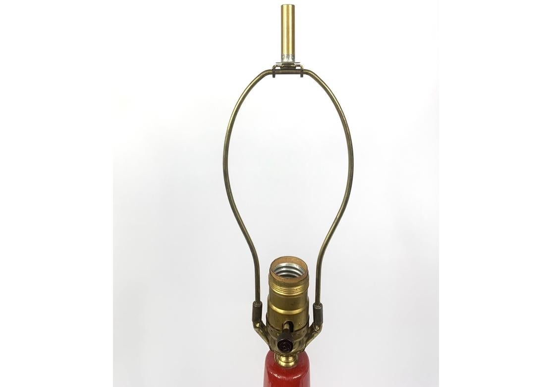 20ième siècle Lampe de table du milieu du siècle à long collier, rouge cerise en vente