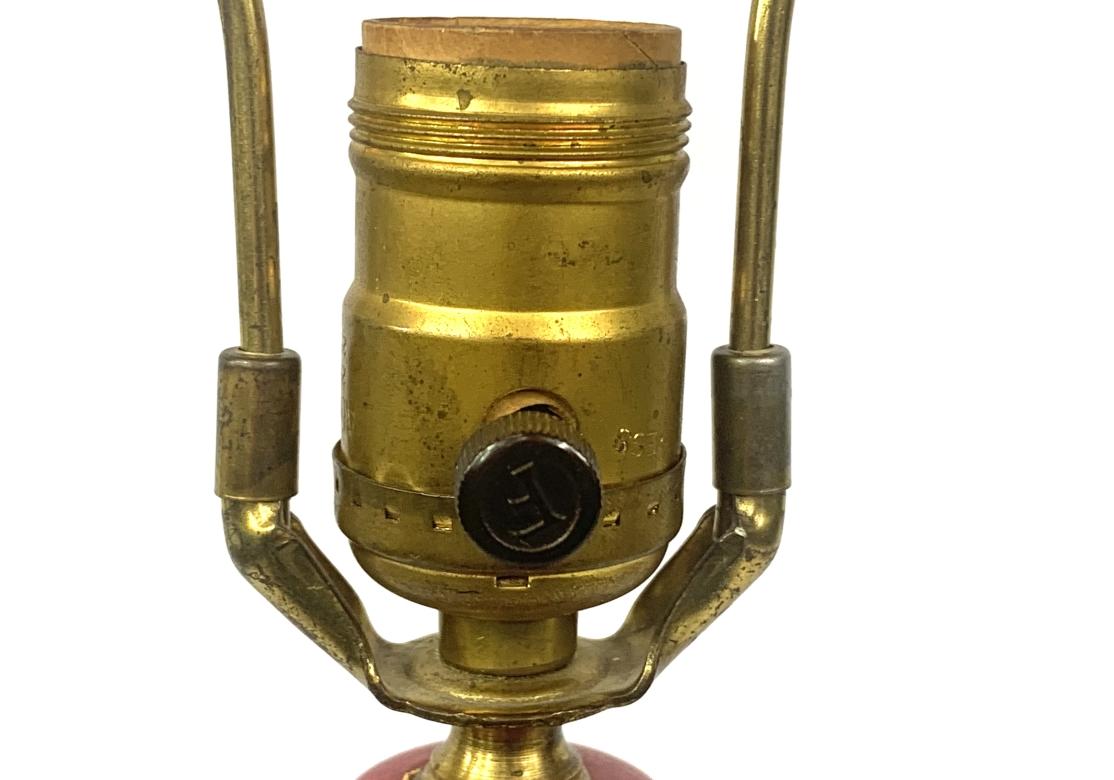 Métal Lampe de table du milieu du siècle à long collier, rouge cerise en vente