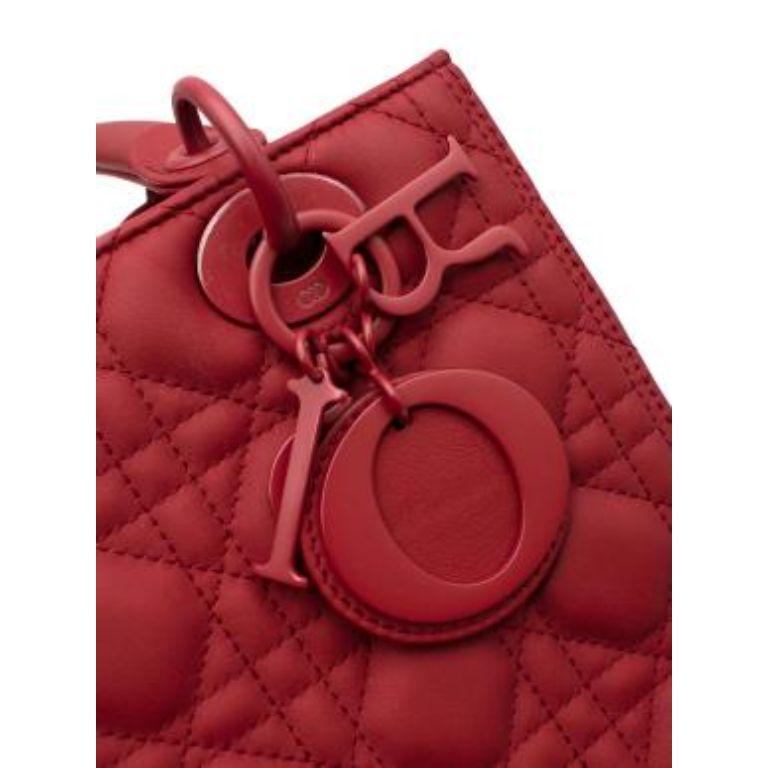 Kirschrote Medium Ultramatte Lady Dior Tasche im Angebot 5