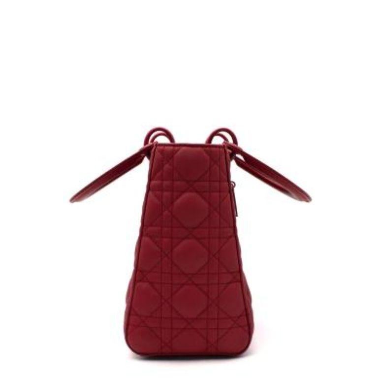 Kirschrote Medium Ultramatte Lady Dior Tasche (Rot) im Angebot