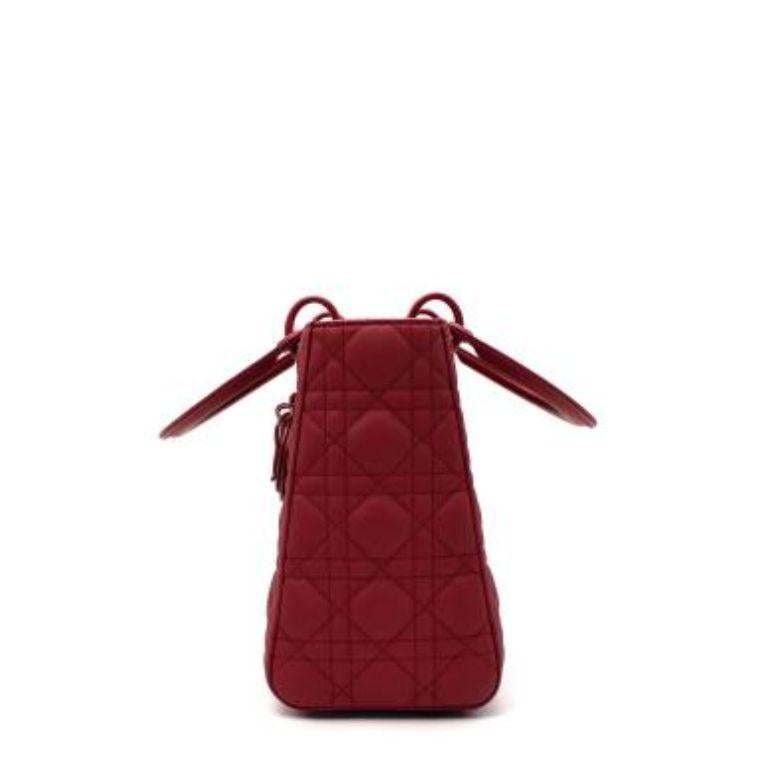 Kirschrote Medium Ultramatte Lady Dior Tasche im Zustand „Gut“ im Angebot in London, GB