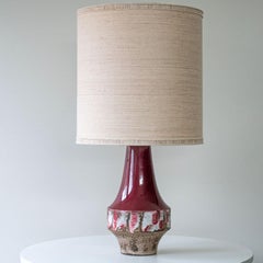 Kirschrote skulpturale Keramiklampe, kreisförmiger Lampenschirm in Beige von R. Houben