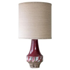 Lámpara escultórica de cerámica rojo cereza, pantalla circular beige personalizada de R. Houben