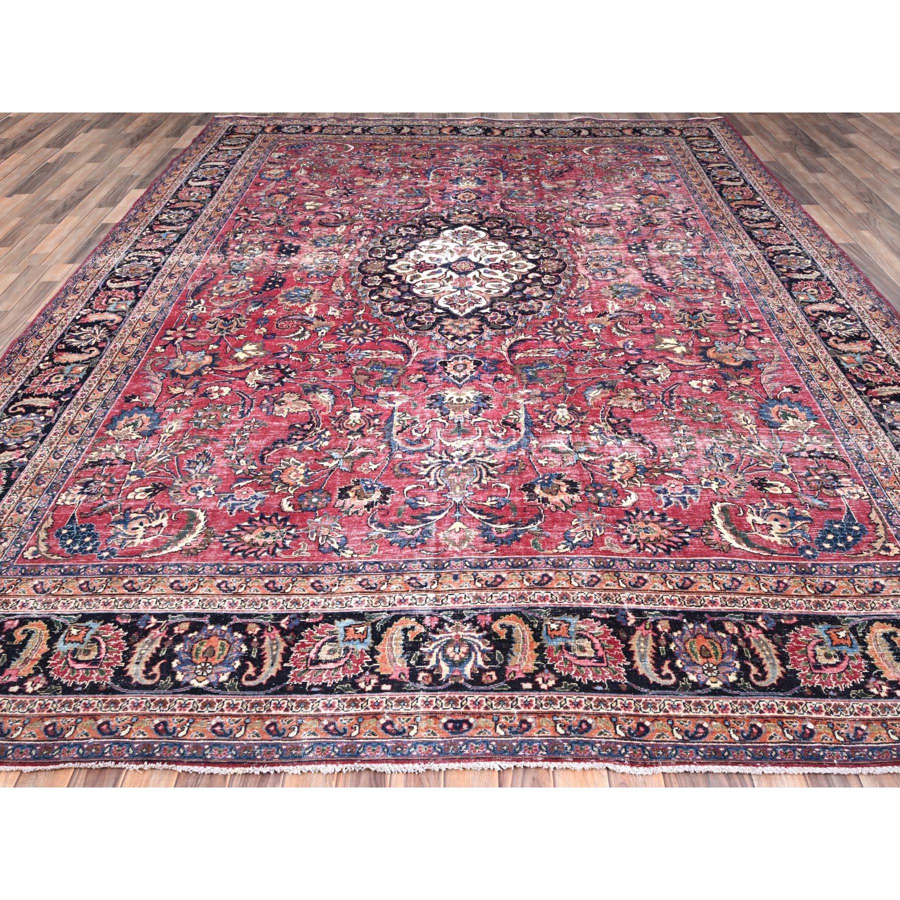 Perse Tapis persan Mashad vintage rouge cerise noué à la main et tondu en pure laine tondue, très propre en vente