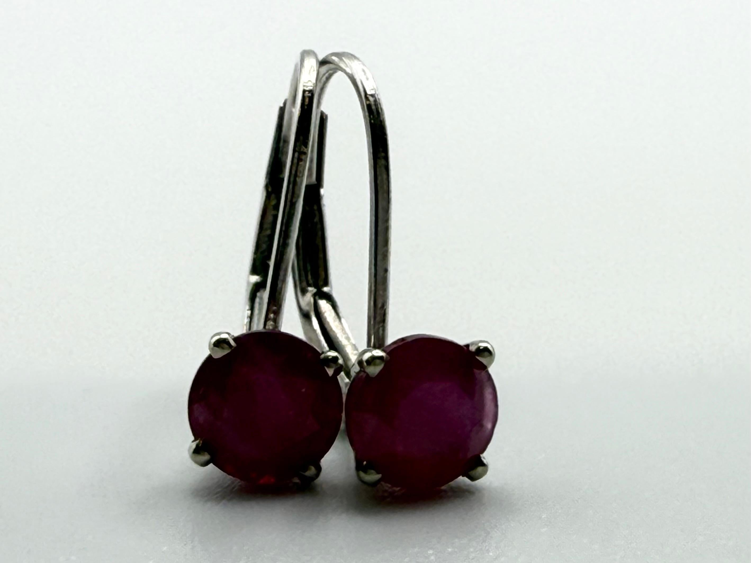 Orecchini di rubino naturale in oro bianco 14KT, 5 mm per orecchino, colore vino scuro abbinato, nessun trattamento, nessun miglioramento. 

**Tutti gli oggetti lasciano la nostra sede con un certificato a nome dell'acquirente, politica aziendale!
