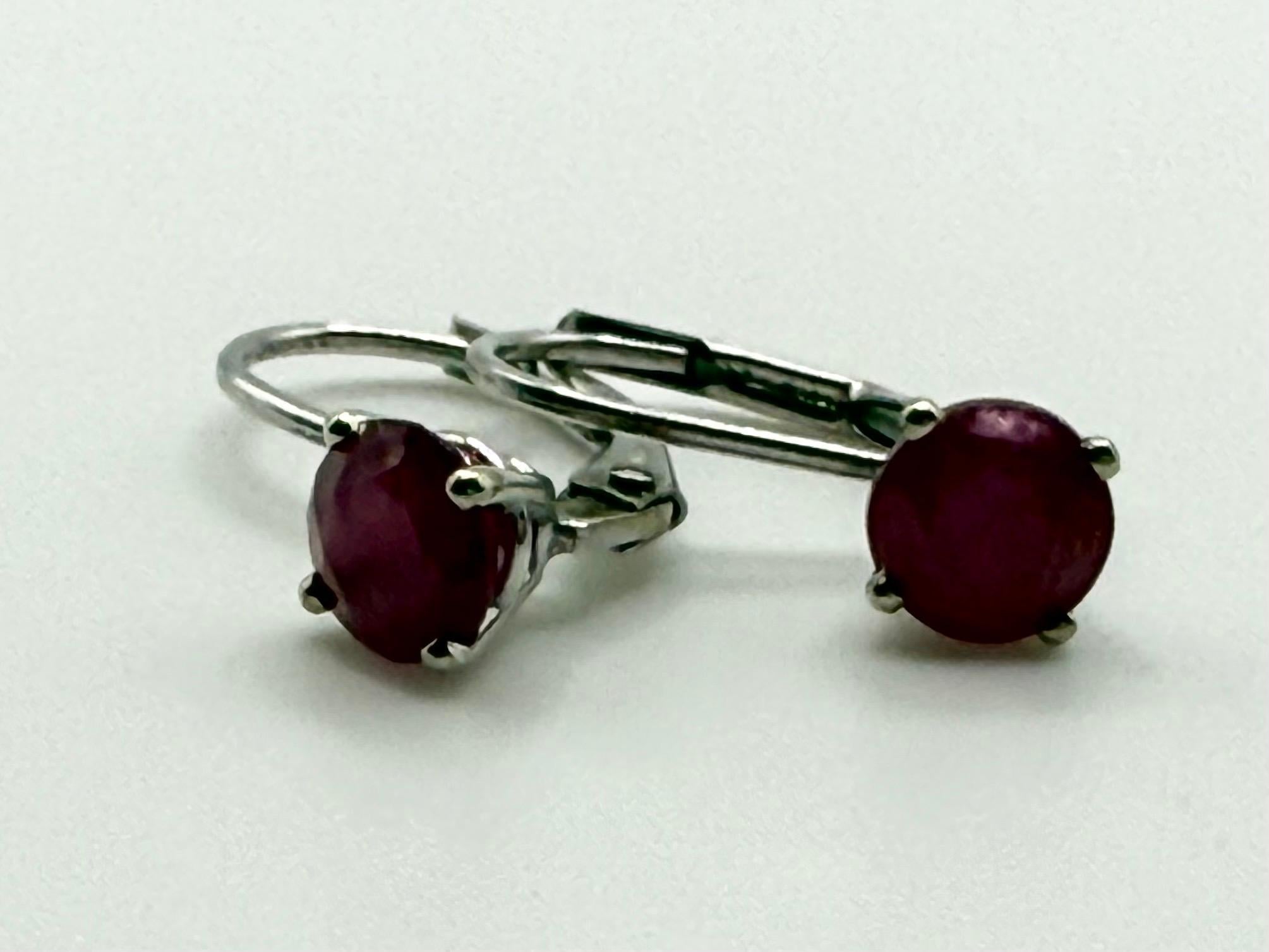 Orecchini di rubini Cherry in oro bianco 14KT Orecchini di rubini naturali con chiusura a leva in vendita 1