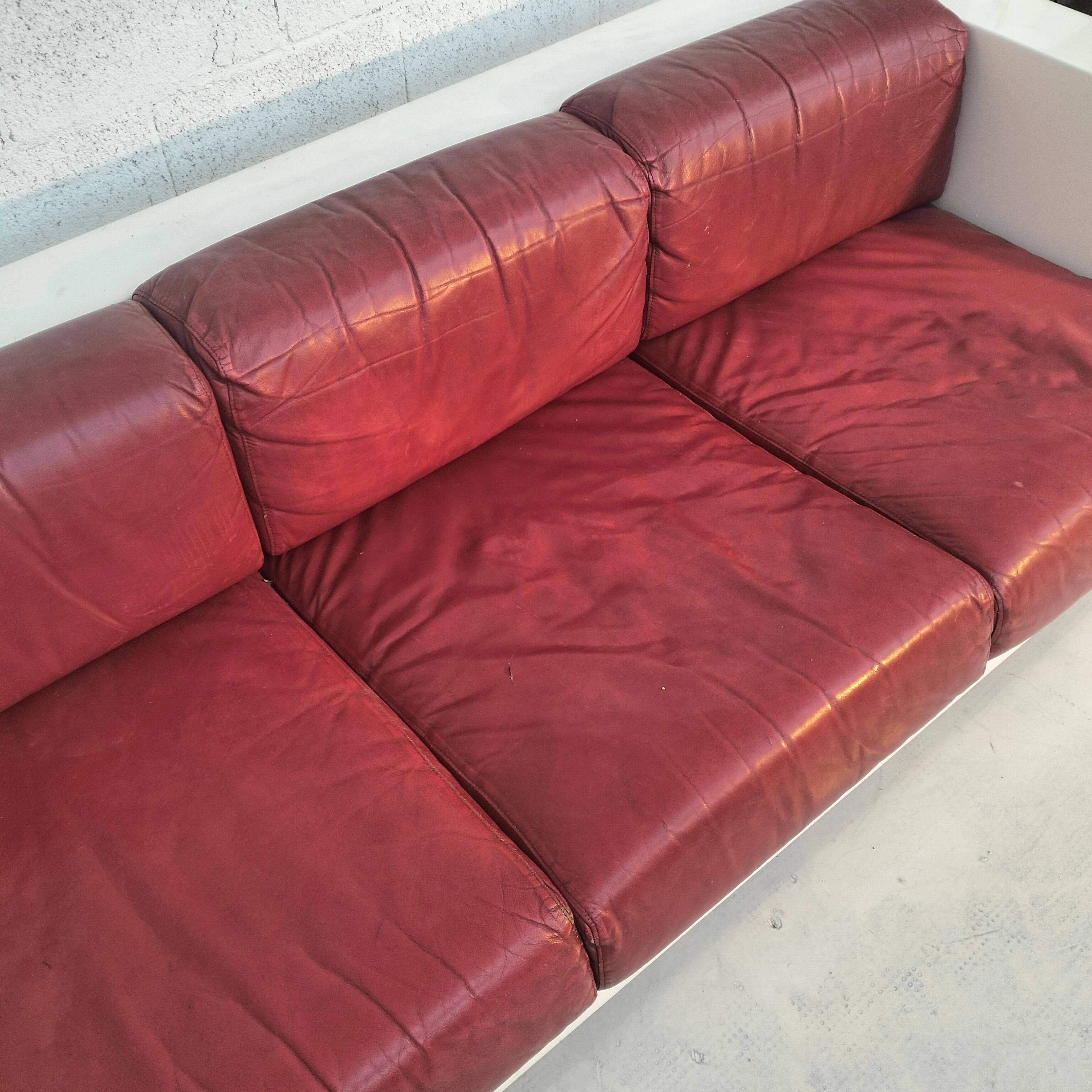 Cherry Saratoga 3 seater sofa by Massimo and Lella Vignelli for Poltronova 60s In Good Condition For Sale In Padova, IT