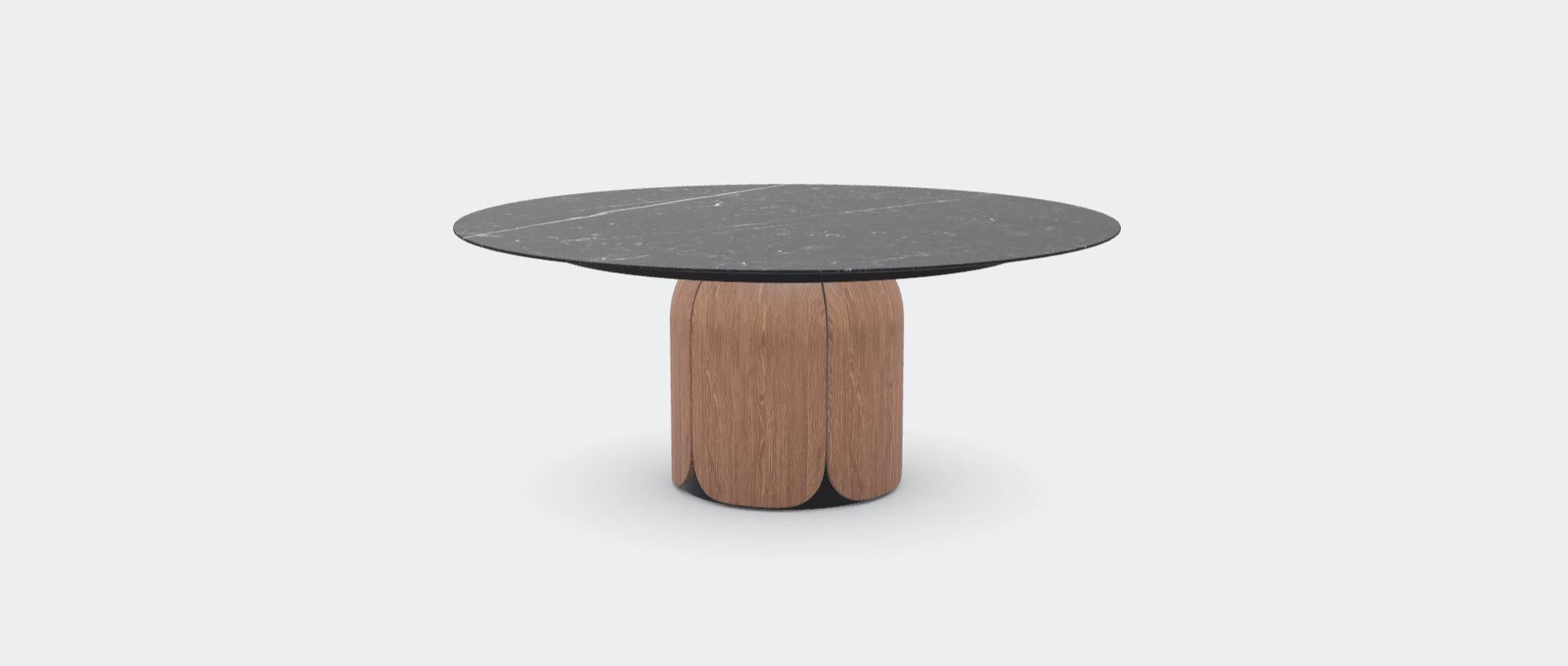 Cherry Sepia Nero Marquina Bloom Esstisch von Milla & Milli
Unterzeichnet von Maša Vukmanović, Jelena Lukač Kirš, Jakov Šrajer
Abmessungen: B 180 x T 180 x H 75 cm 
MATERIALIEN: Kirsche Cepia, Schwarzes Metall, Marmor Nero