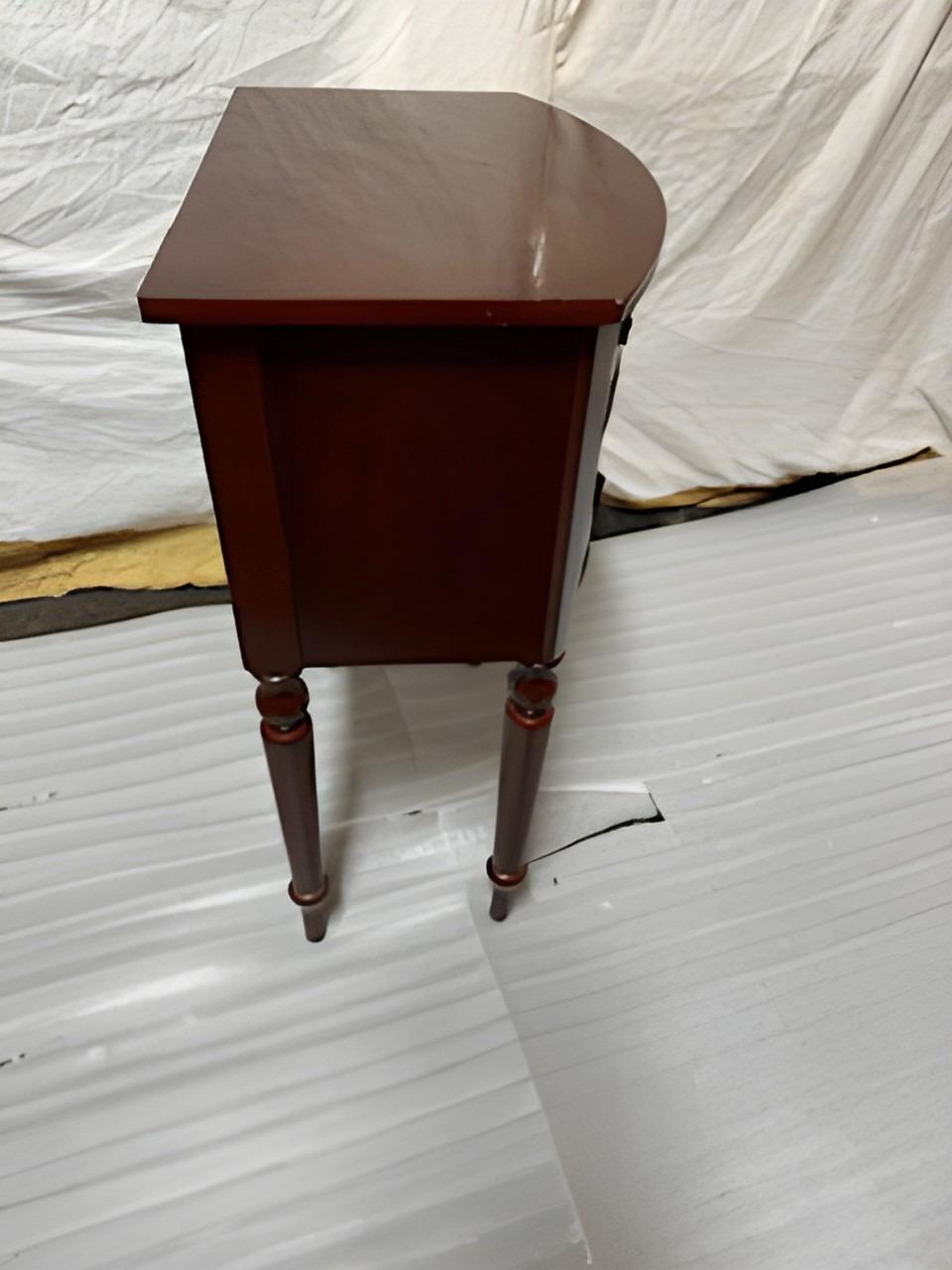 French 2 Drawer Mahogany Nightstand/End Table w/ Fluted Legs In Excellent Condition For Sale In Pasadena, TX