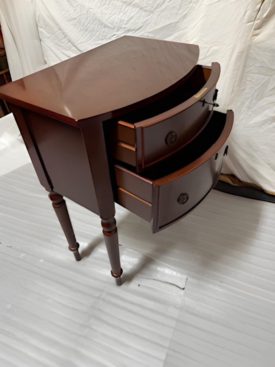 French 2 Drawer Mahogany Nightstand/End Table w/ Fluted Legs For Sale 2