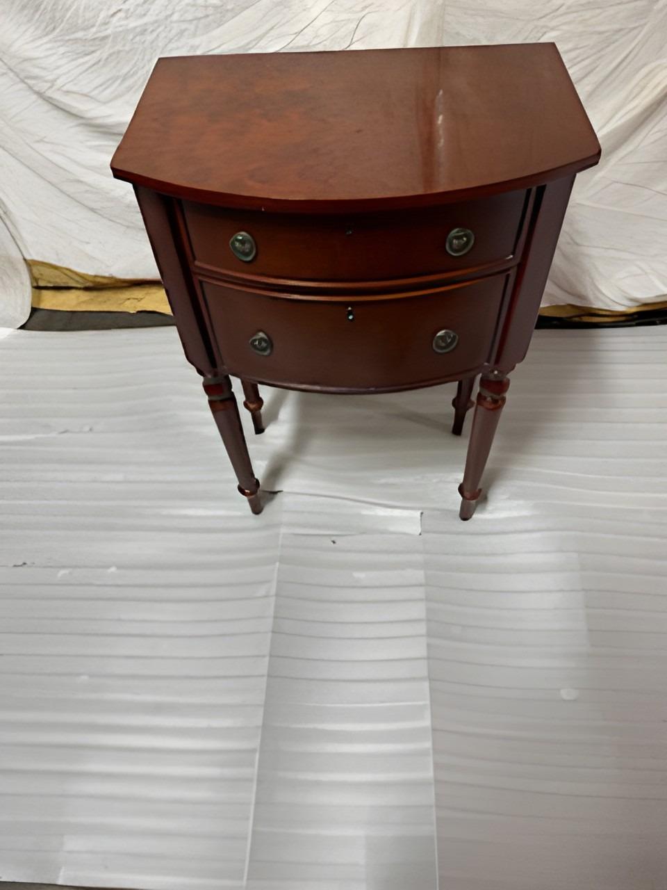 French 2 Drawer Mahogany Nightstand/End Table w/ Fluted Legs For Sale 3