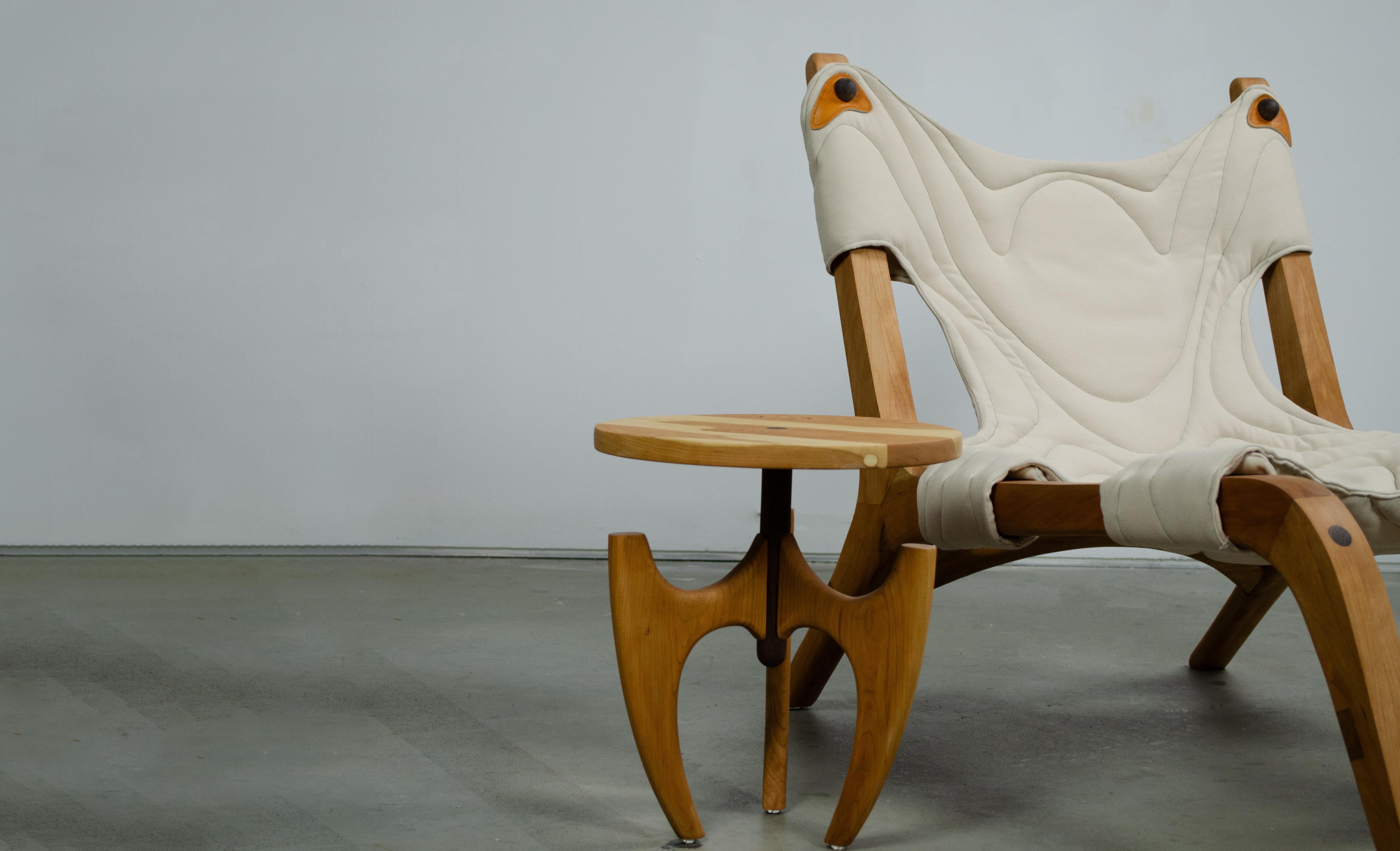 Mid-Century Modern Ensemble chaise et table d'appoint en cerisier fait à la main One of One en vente